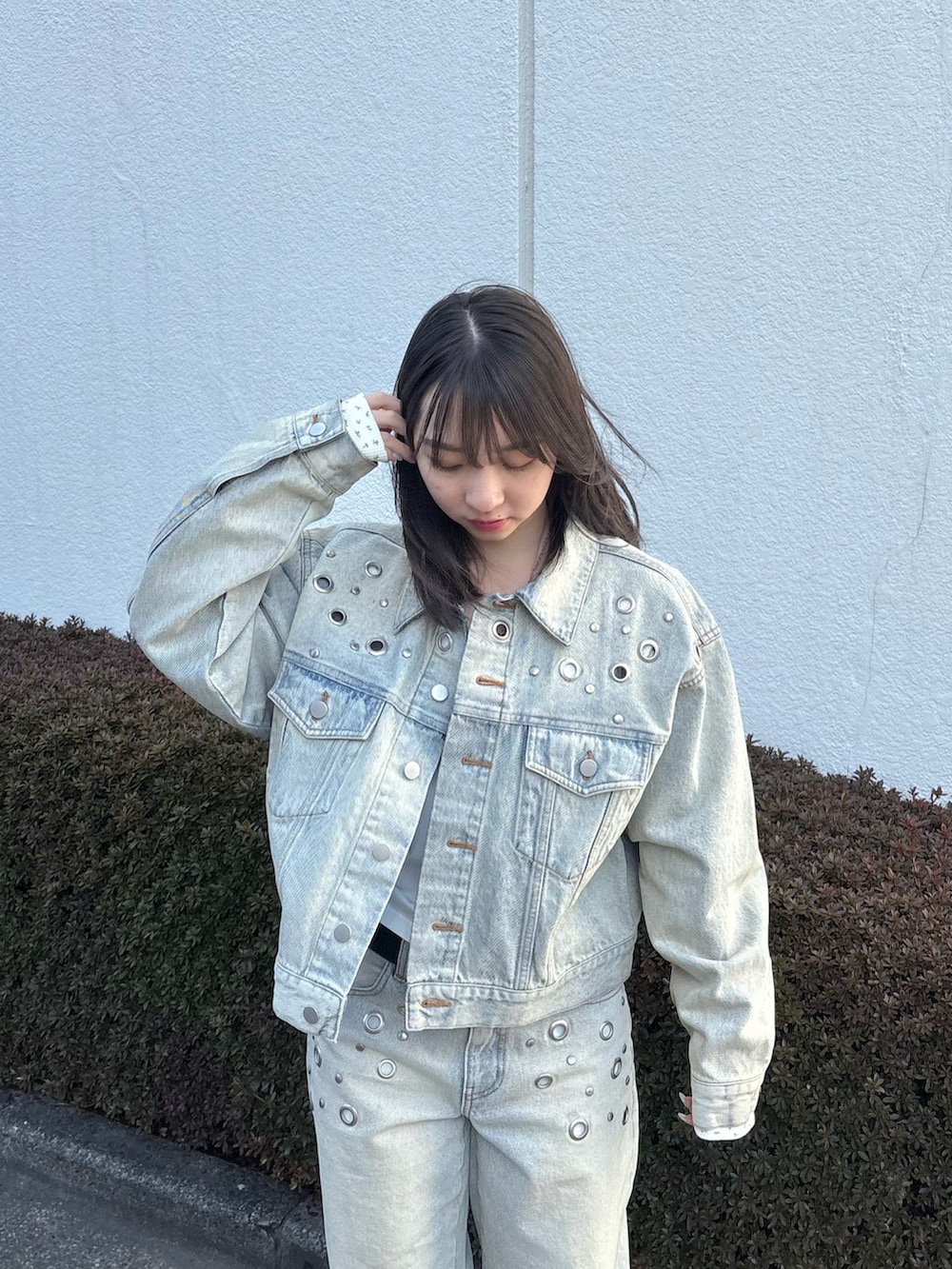 ホワイト系のTシャツ/カットソー、ブルー系のデニムジャケット、ブルー系のデニムパンツを着用したレディースの冬コーディネートの2枚目の写真