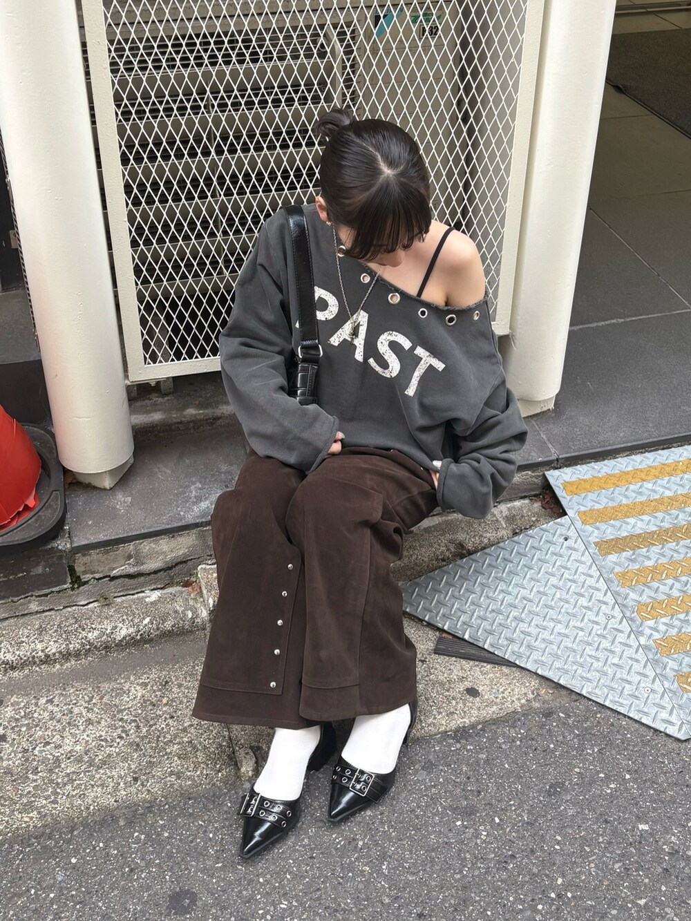 グレー系のスウェット、ブラウン系のその他パンツ、ホワイト系のパンプスを着用したレディースの秋コーディネートの2枚目の写真