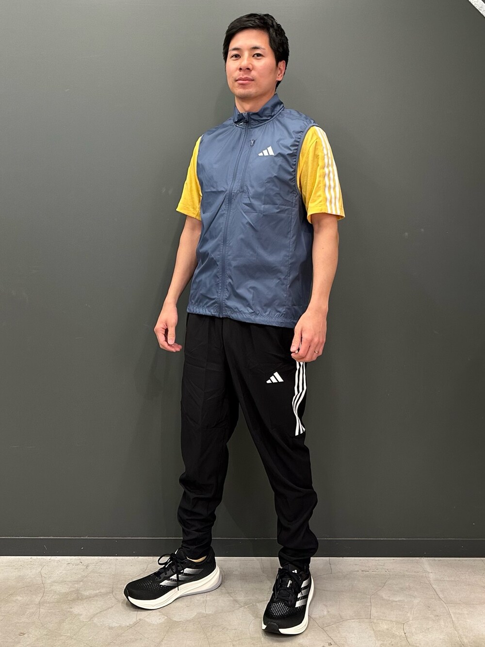 「スニーカー、adidas、アディダス、ランニング、ランニングシューズ、パフォーマンス、superNova、ランニングウェア、スーパーノヴァ、ジム・トレーニング」｜「adidasのオウン ザ ラン スリーストライプス 半袖Tシャツ（トップス、オレンジ系）」を使った、MYさん（メンズ・168cm）の春コーディネートの2枚目の写真