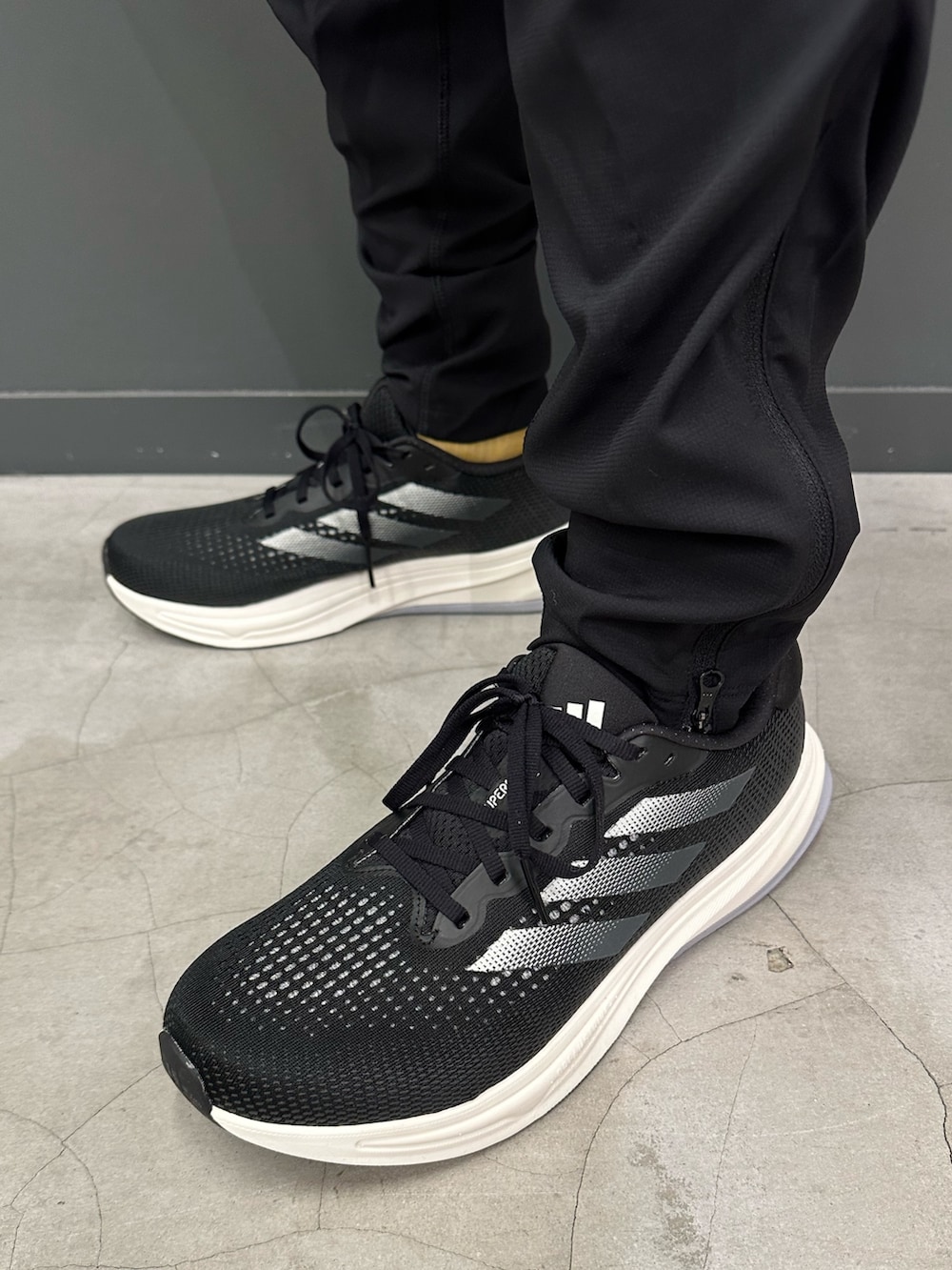 「スニーカー、adidas、アディダス、ランニング、ランニングシューズ、パフォーマンス、superNova、ランニングウェア、スーパーノヴァ、ジム・トレーニング」｜「adidasのオウン ザ ラン スリーストライプス 半袖Tシャツ（トップス、オレンジ系）」を使った、MYさん（メンズ・168cm）の春コーディネートの3枚目の写真