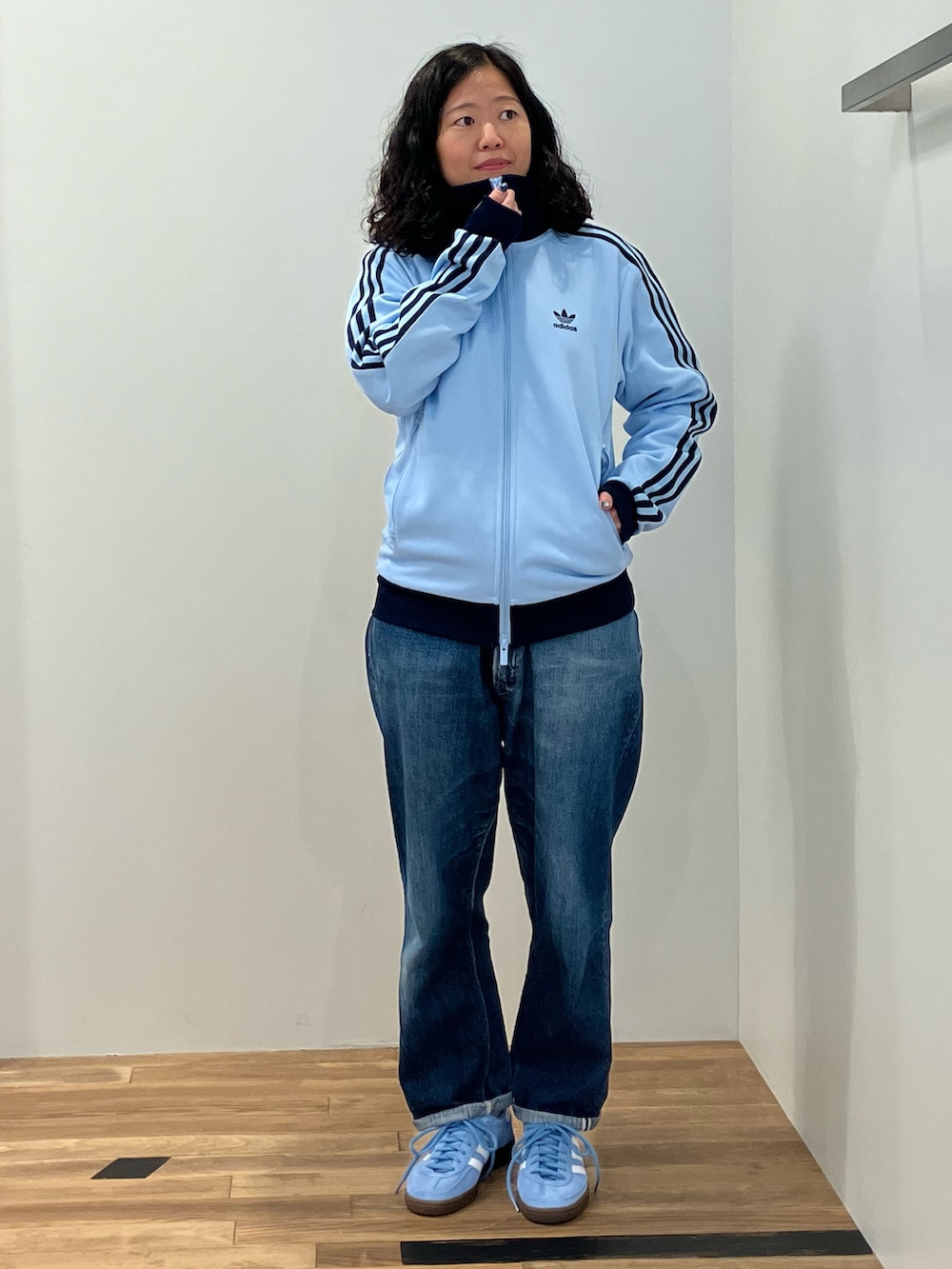 ブルー系のジャージ、ブルー系のスニーカーを着用したレディースの冬コーディネートの2枚目の写真