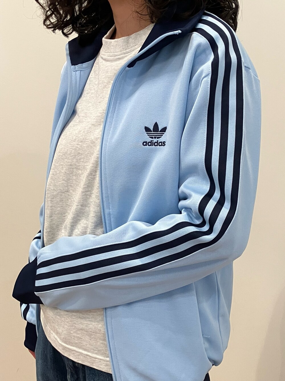 ブルー系のジャージ、ブルー系のスニーカーを着用したレディースの冬コーディネートの3枚目の写真