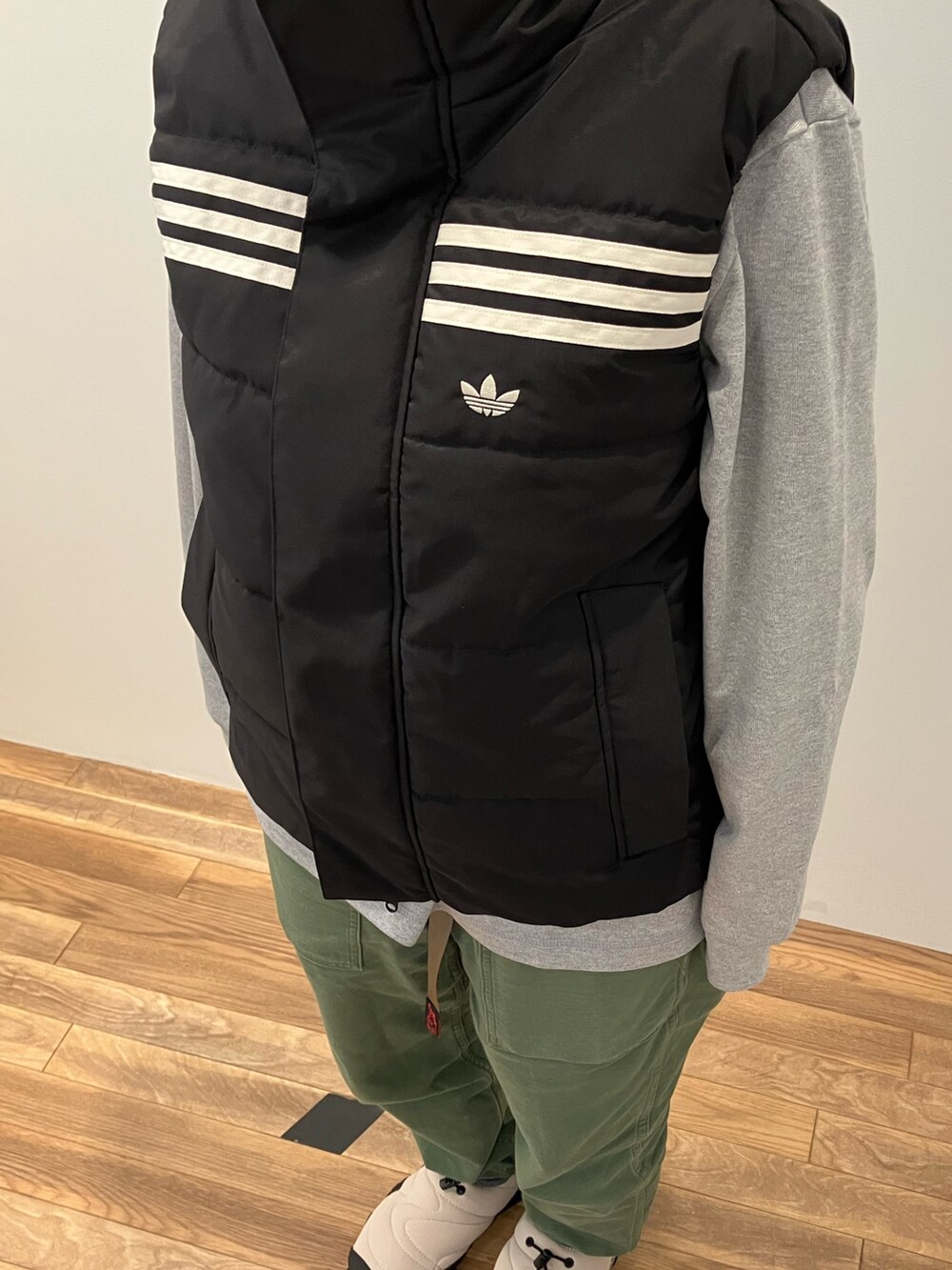 グレー系のTシャツ/カットソー、ブラック系のダウンベスト、ベージュ系のシューズを着用したレディースの秋コーディネートの3枚目の写真