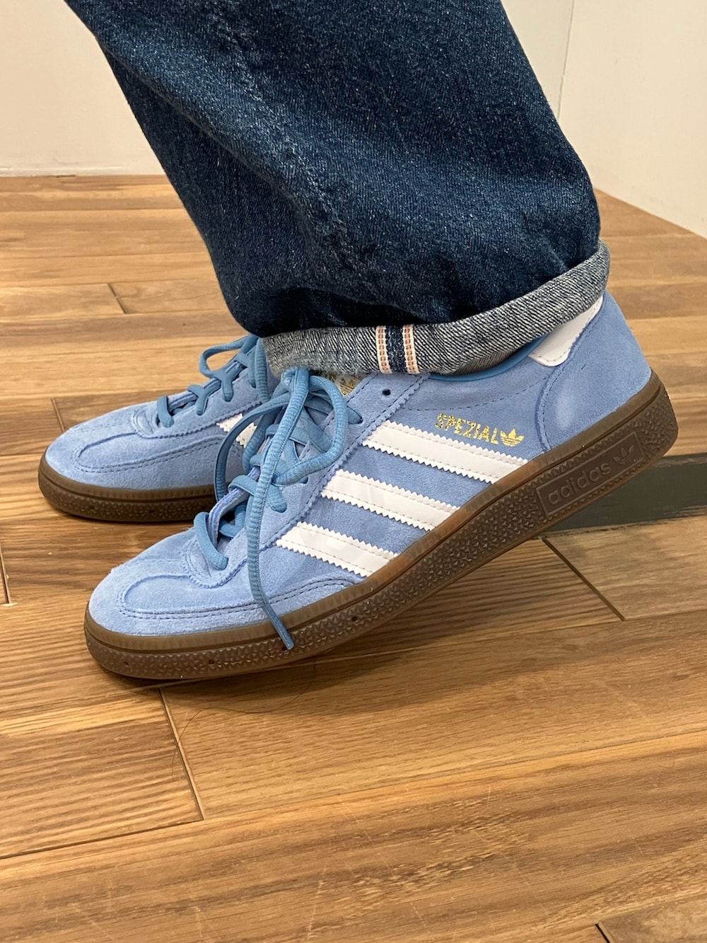 ブルー系のジャージ、ブルー系のスニーカーを着用したレディースの冬コーディネートの4枚目の写真