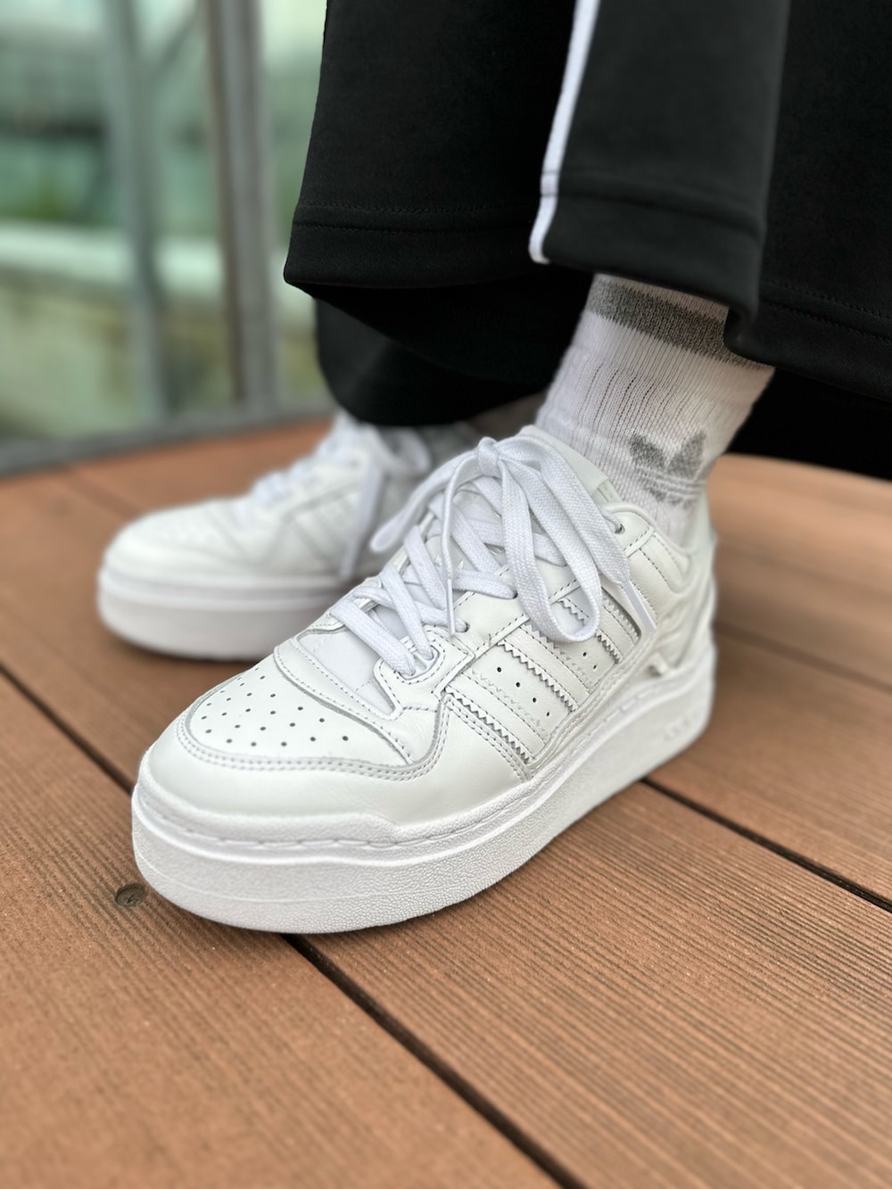 「スニーカー、スカート、ピンク、adidas、厚底シューズ、adidas originals、トラックジャケット、アディカラー、フォーラム」｜「adidasのSST スカート / アディダスオリジナルス adidas Originals / アディダスオリジナルス adidas Originals（スカート、ブラック系）」を使った、IMさん（レディース・156cm）の夏コーディネートの4枚目の写真