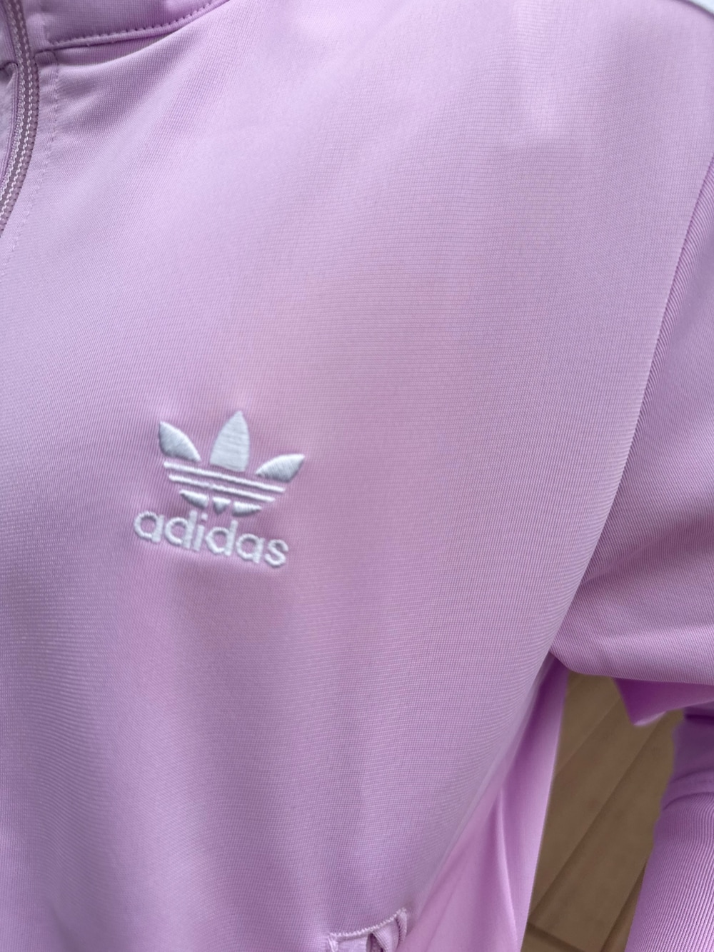 「スニーカー、スカート、ピンク、adidas、厚底シューズ、adidas originals、トラックジャケット、アディカラー、フォーラム」｜「adidasのSST スカート / アディダスオリジナルス adidas Originals / アディダスオリジナルス adidas Originals（スカート、ブラック系）」を使った、IMさん（レディース・156cm）の夏コーディネートの3枚目の写真