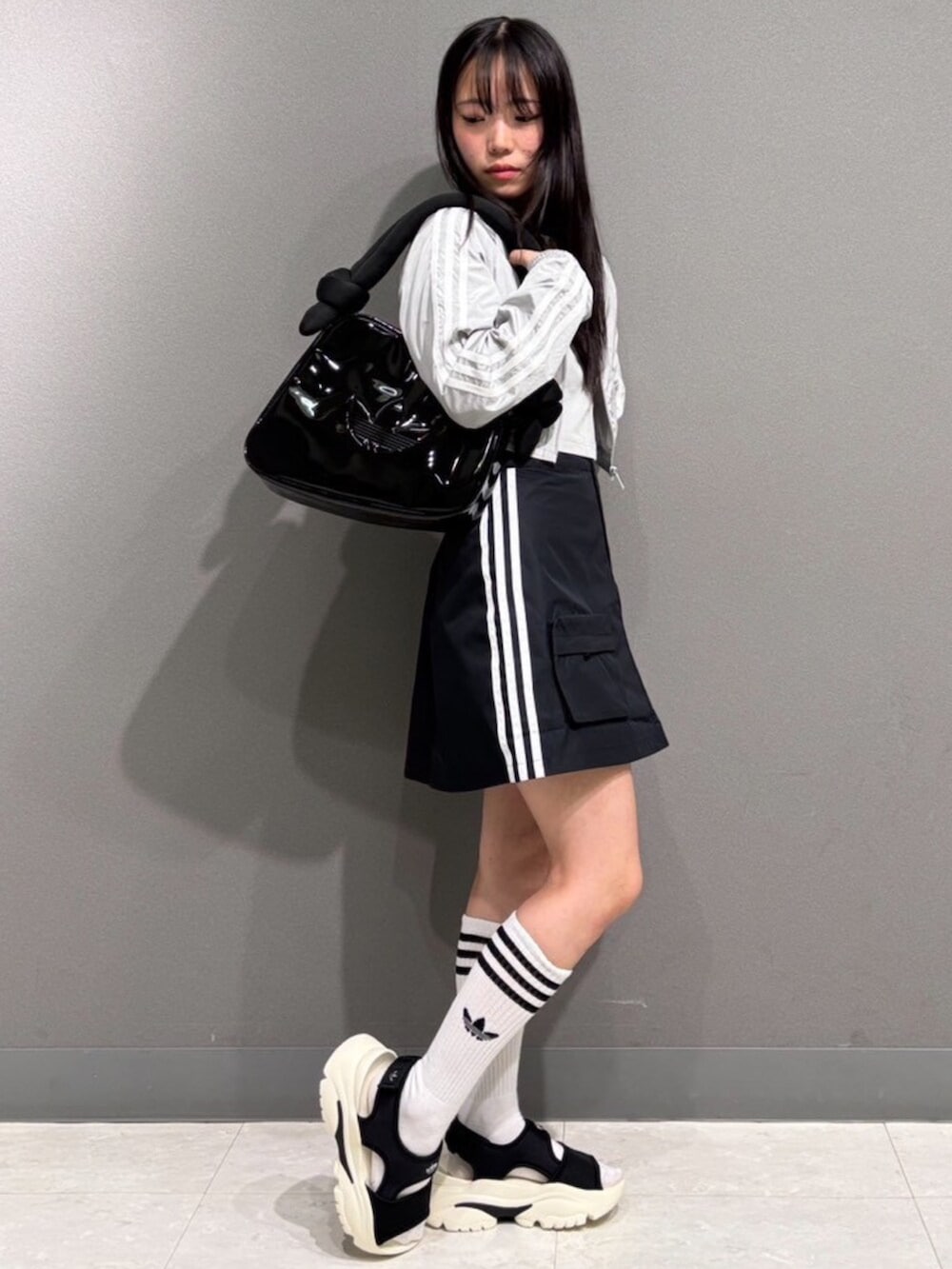 「ショルダーバッグ、サンダル、adidas、adidas originals、アディダス、アディダスオリジナルス、クロップドトップス」｜「adidasのアディカラー チームガイスト クロップド トラックトップ（トップス、グレー系）」を使った、KKさん（レディース・150cm）の夏コーディネートの2枚目の写真