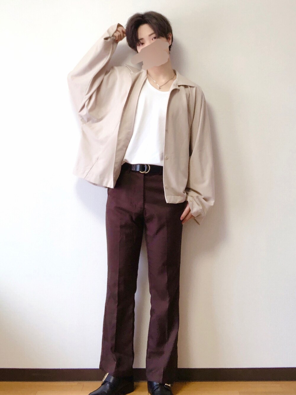 「春コーデ、おしゃれさんと繋がりたい、シンプル、今日のコーデ、シャツスタイル、シャツジャケット、爽やかコーデ、ベージュ、ブラウン、春、低身長」｜「GUのアイテム（タンクトップ、ホワイト系）」を使った、幹桜さん（メンズ・171cm）の春コーディネートの3枚目の写真