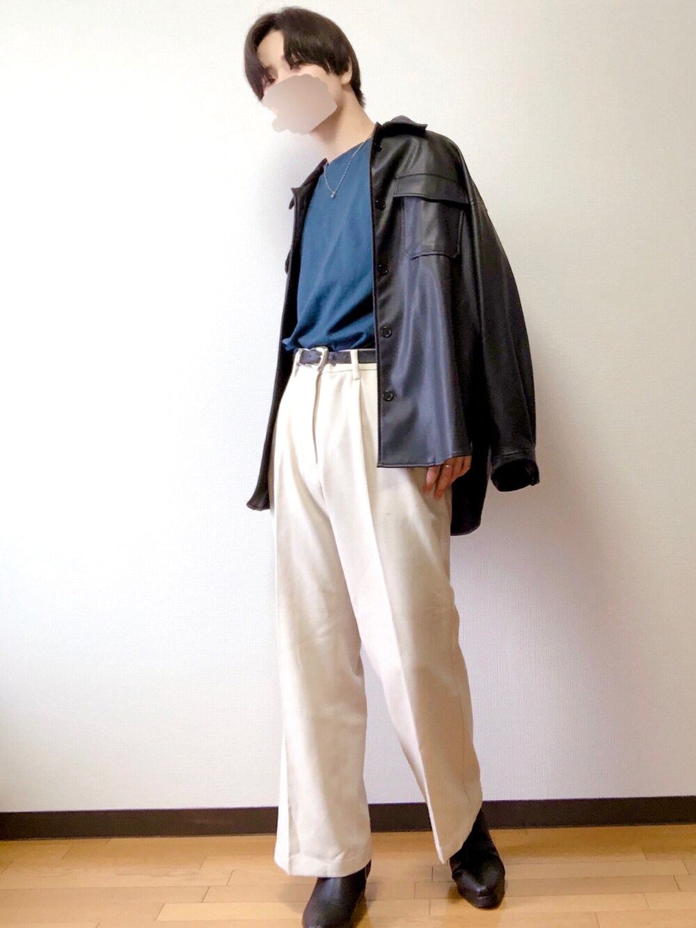 「春コーデ、ビッグシルエット、低身長、お洒落さんとつながりたい、オーバーサイズ、プチプラ、フレアパンツ、レザージャケット、シャツジャケット、春、ユニクロ、GU」｜「UNIQLOのエアリズムコットンオーバーサイズTシャツ（5分袖）（Tシャツ/カットソー、ブルー系）」を使った、幹桜さん（メンズ・171cm）の春コーディネートの3枚目の写真