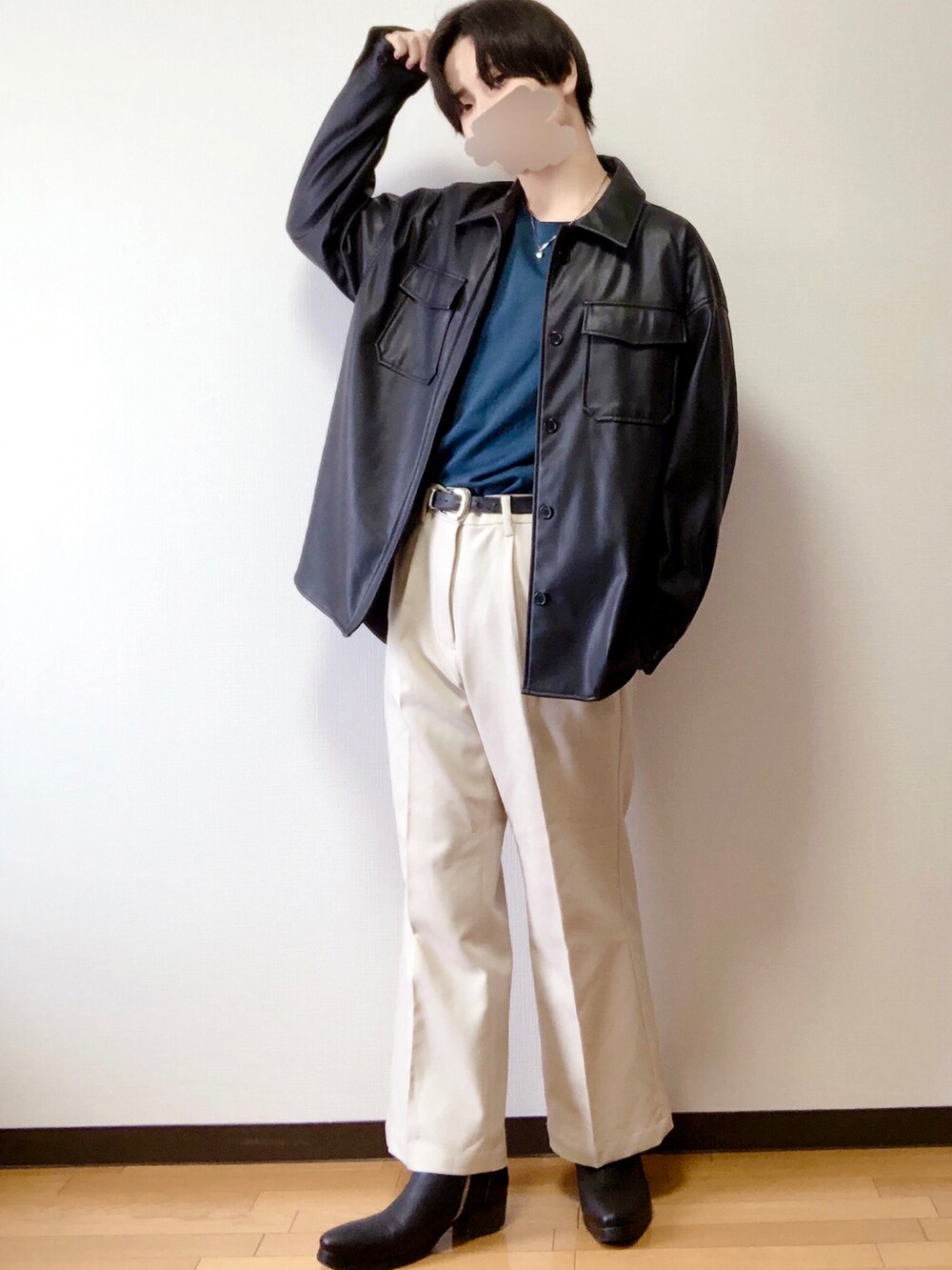 「春コーデ、ビッグシルエット、低身長、お洒落さんとつながりたい、オーバーサイズ、プチプラ、フレアパンツ、レザージャケット、シャツジャケット、春、ユニクロ、GU」｜「UNIQLOのエアリズムコットンオーバーサイズTシャツ（5分袖）（Tシャツ/カットソー、ブルー系）」を使った、幹桜さん（メンズ・171cm）の春コーディネートの2枚目の写真
