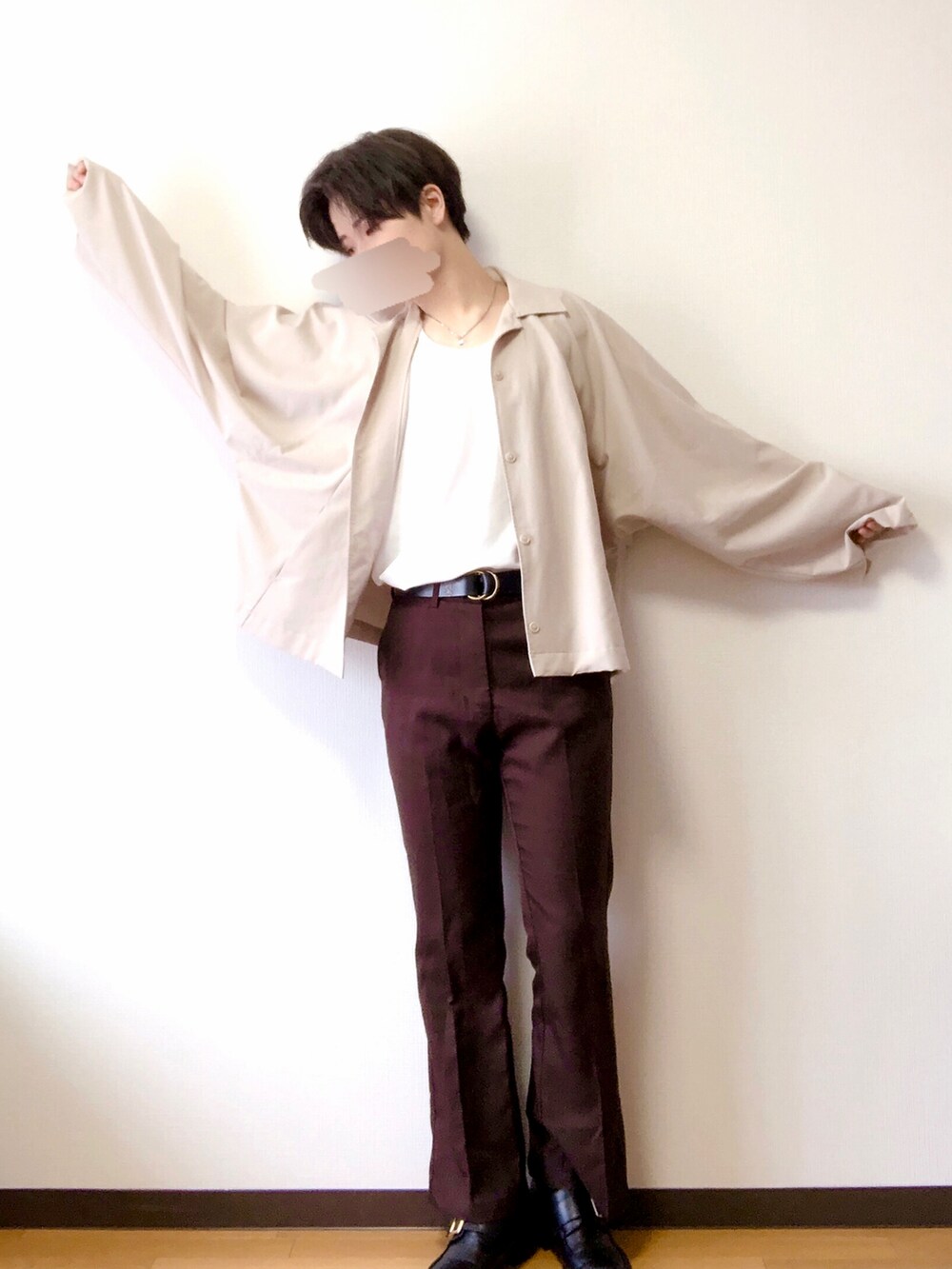 「春コーデ、おしゃれさんと繋がりたい、シンプル、今日のコーデ、シャツスタイル、シャツジャケット、爽やかコーデ、ベージュ、ブラウン、春、低身長」｜「GUのアイテム（タンクトップ、ホワイト系）」を使った、幹桜さん（メンズ・171cm）の春コーディネートの2枚目の写真