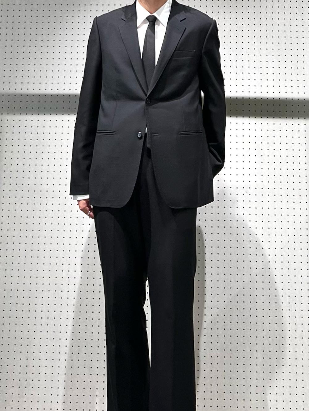 ホワイト系のシャツ/ブラウス、ブラック系のネクタイ、ブラック系のテーラードジャケットを着用したメンズの秋コーディネートの3枚目の写真