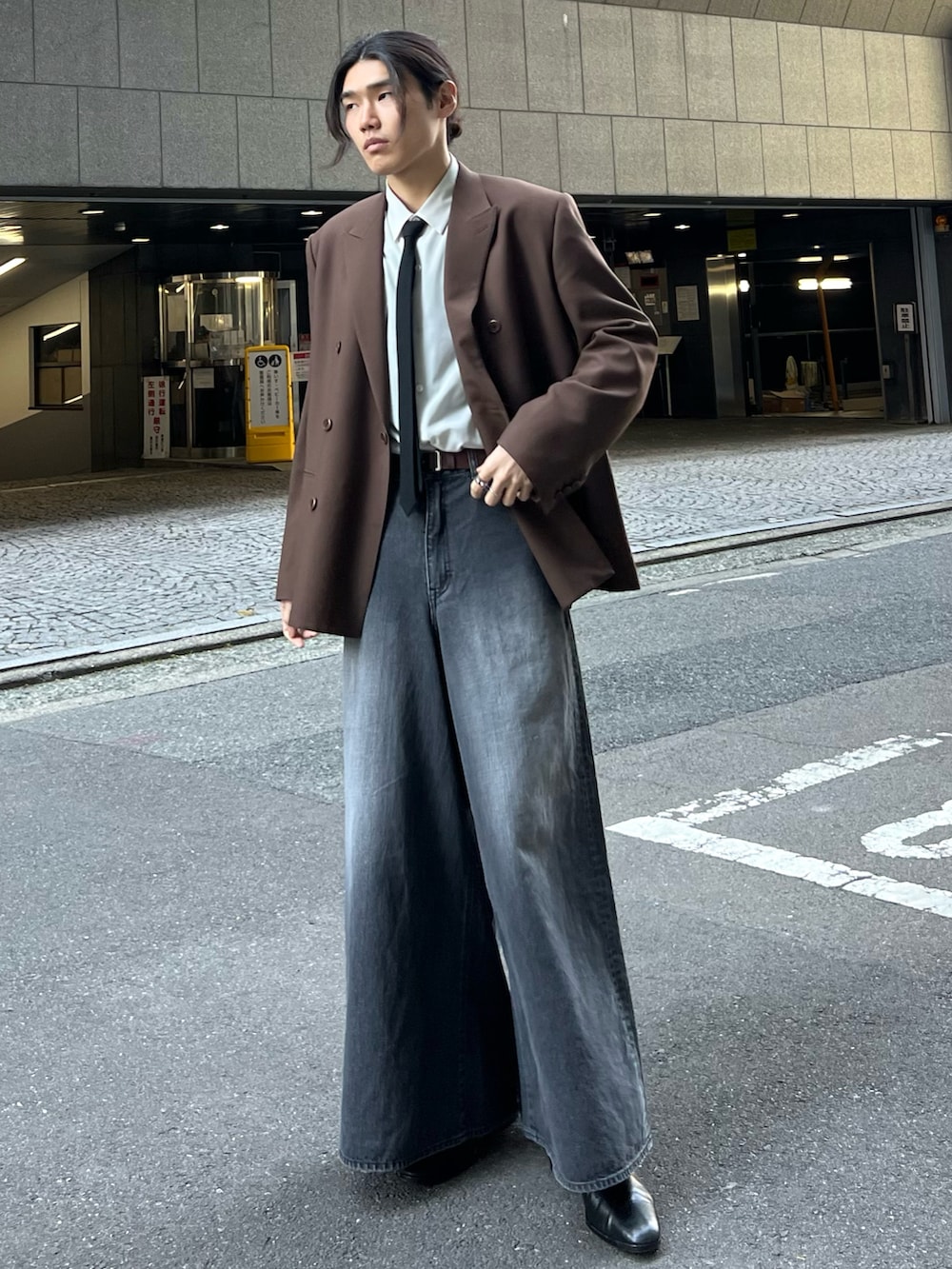 ブラック系のテーラードジャケット、ブラック系のネクタイ、ホワイト系のシャツ/ブラウスを着用したメンズの春コーディネートの4枚目の写真