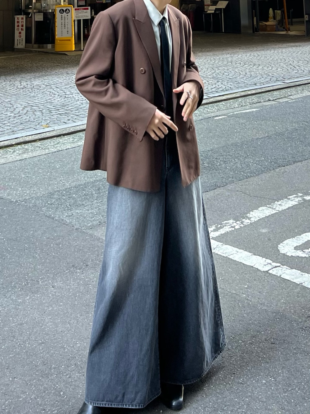 ブラック系のテーラードジャケット、ブラック系のネクタイ、ホワイト系のシャツ/ブラウスを着用したメンズの春コーディネートの5枚目の写真