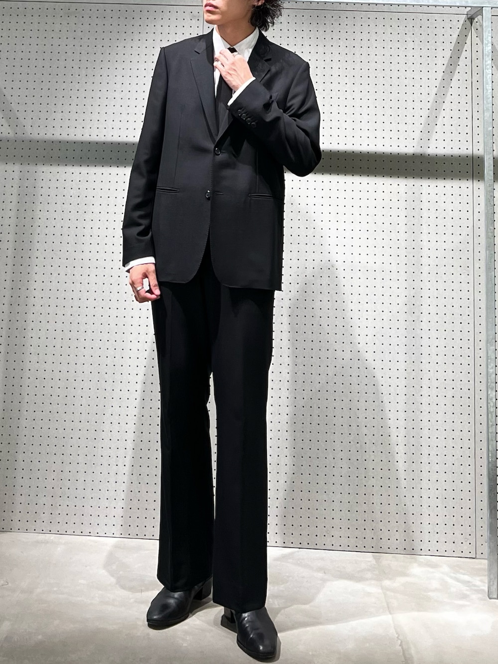 ホワイト系のシャツ/ブラウス、ブラック系のネクタイ、ブラック系のテーラードジャケットを着用したメンズの秋コーディネートの2枚目の写真