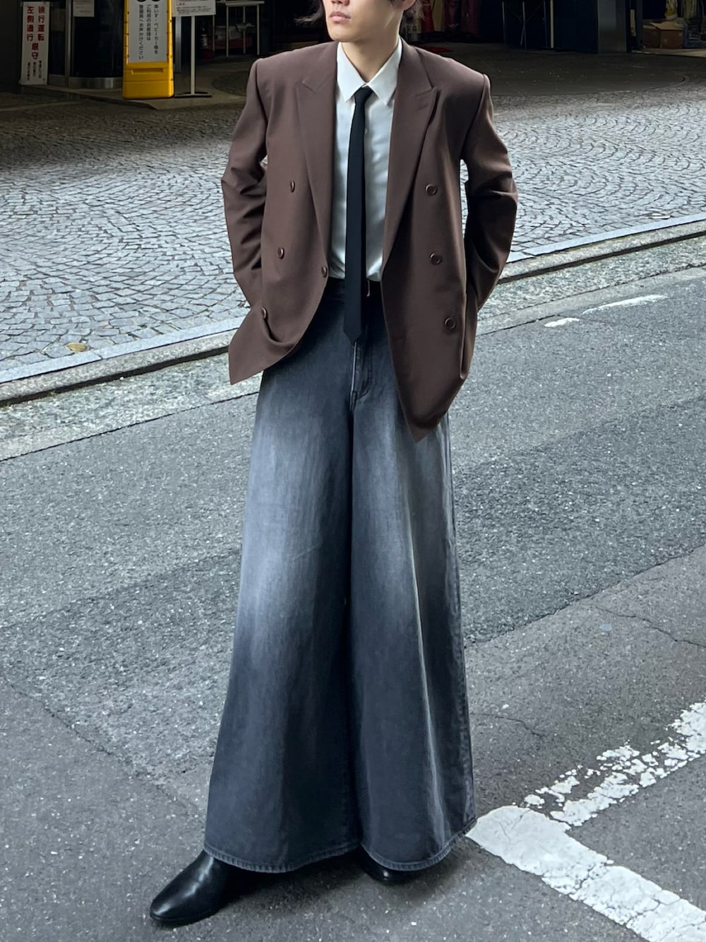 ブラック系のテーラードジャケット、ブラック系のネクタイ、ホワイト系のシャツ/ブラウスを着用したメンズの春コーディネートの2枚目の写真