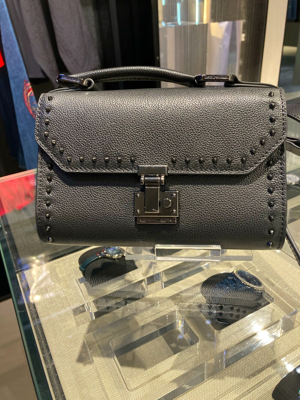 「トレンチコート、キルティング、異素材、撥水加工、ブラックアンドネイビー、black and navy、オトナ女子、キレイめカジュアル、アウターコーデ、タートルネックニット、30代コーデ」｜「EMPORIO ARMANIの【エンポリオ アルマーニ】ダブルブレスト ロングトレンチコート 撥水テクニカルコットン マトラッセバック（トレンチコート、ブルー系）」を使った、HARAKOさん（レディース・160cm）の冬コーディネートの5枚目の写真