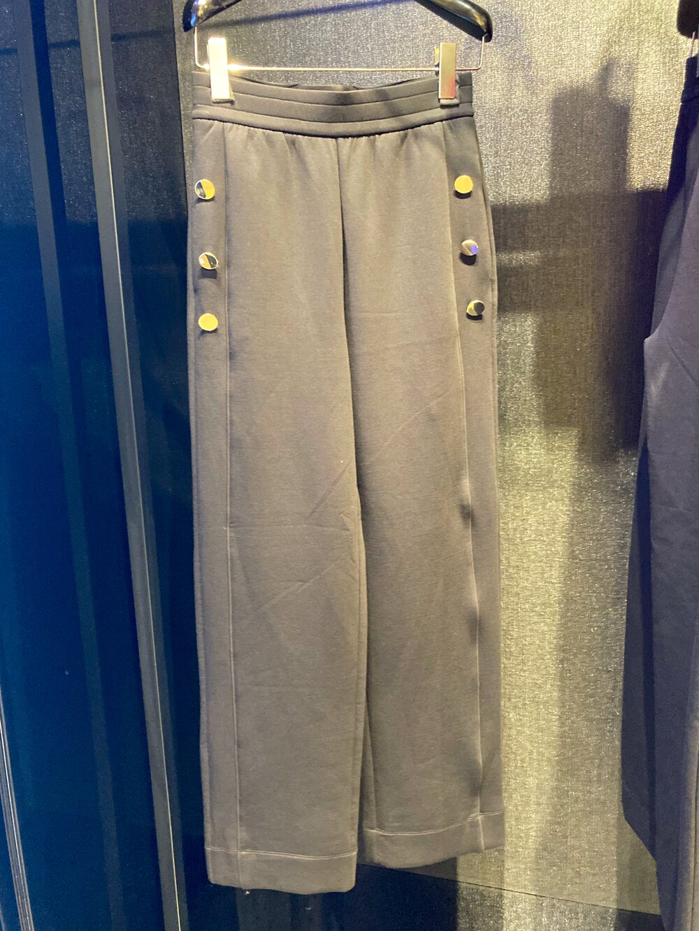 「トレンチコート、キルティング、異素材、撥水加工、ブラックアンドネイビー、black and navy、オトナ女子、キレイめカジュアル、アウターコーデ、タートルネックニット、30代コーデ」｜「EMPORIO ARMANIの【エンポリオ アルマーニ】ダブルブレスト ロングトレンチコート 撥水テクニカルコットン マトラッセバック（トレンチコート、ブルー系）」を使った、HARAKOさん（レディース・160cm）の冬コーディネートの3枚目の写真