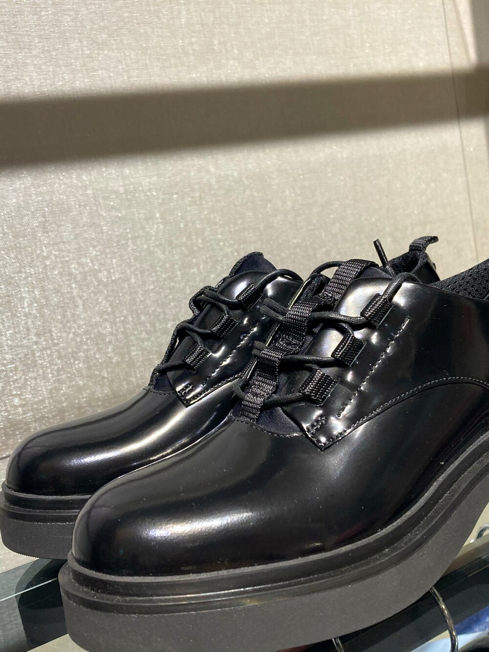 「トレンチコート、キルティング、異素材、撥水加工、ブラックアンドネイビー、black and navy、オトナ女子、キレイめカジュアル、アウターコーデ、タートルネックニット、30代コーデ」｜「EMPORIO ARMANIの【エンポリオ アルマーニ】ダブルブレスト ロングトレンチコート 撥水テクニカルコットン マトラッセバック（トレンチコート、ブルー系）」を使った、HARAKOさん（レディース・160cm）の冬コーディネートの2枚目の写真