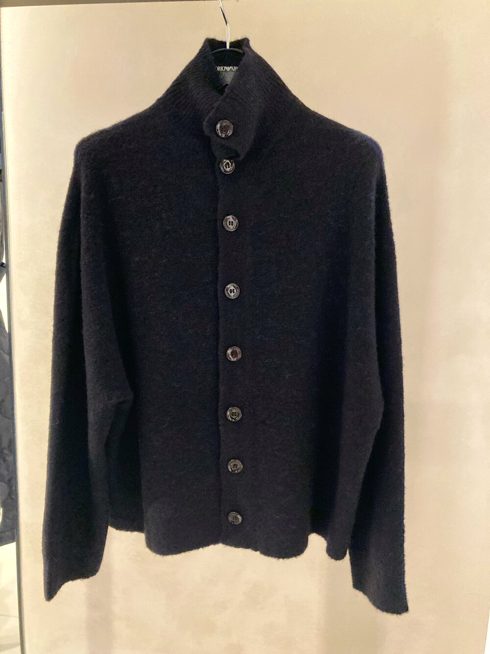 「トレンチコート、キルティング、異素材、撥水加工、ブラックアンドネイビー、black and navy、オトナ女子、キレイめカジュアル、アウターコーデ、タートルネックニット、30代コーデ」｜「EMPORIO ARMANIの【エンポリオ アルマーニ】ダブルブレスト ロングトレンチコート 撥水テクニカルコットン マトラッセバック（トレンチコート、ブルー系）」を使った、HARAKOさん（レディース・160cm）の冬コーディネートの4枚目の写真