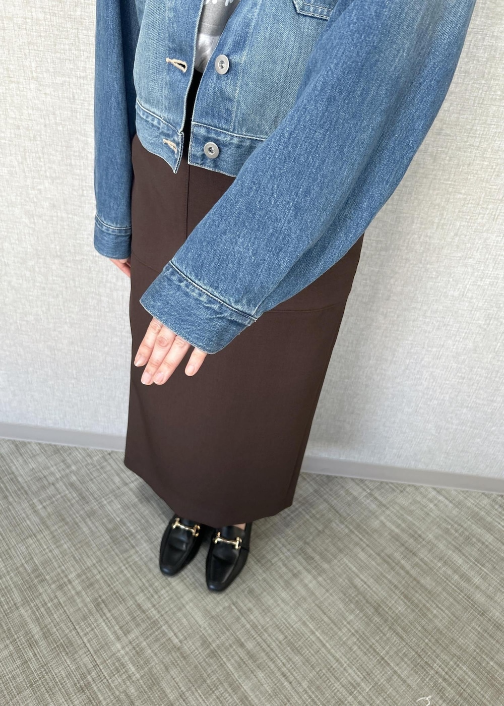 ホワイト系のTシャツ/カットソー、ブラック系のショルダーバッグ、ブルー系のデニムジャケットを着用したレディースの春コーディネートの7枚目の写真