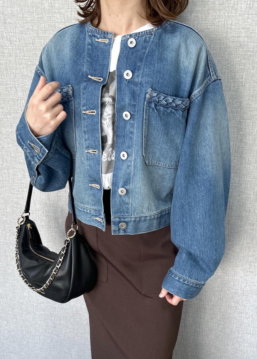 ホワイト系のTシャツ/カットソー、ブラック系のショルダーバッグ、ブルー系のデニムジャケットを着用したレディースの春コーディネートの6枚目の写真