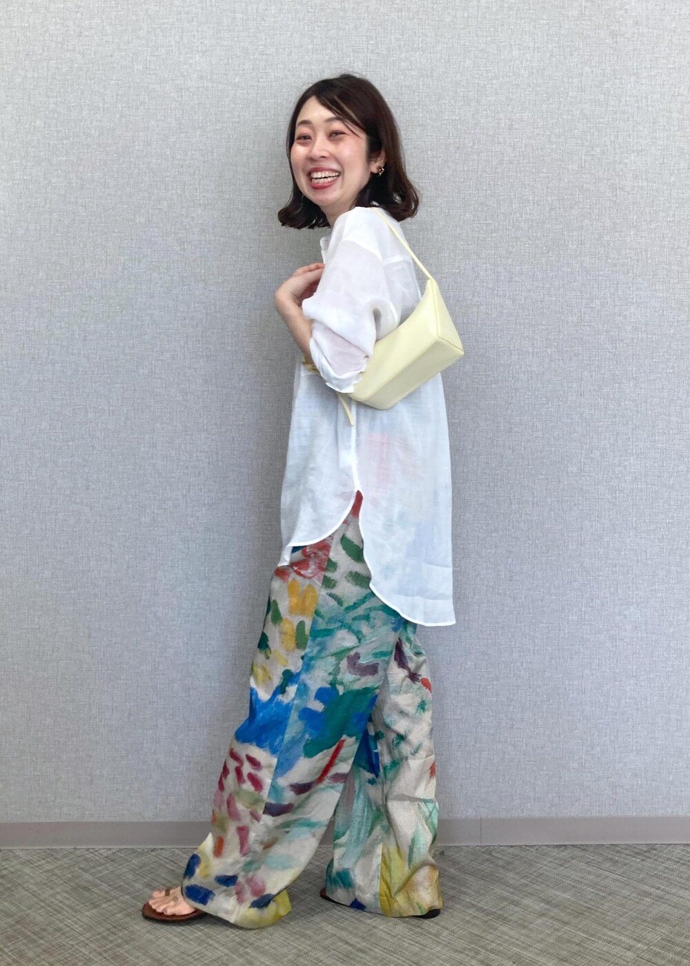 「ロイヤルラミーレギュラーシャツ、パット付きラメキャミソール、Matisseプリントイージーパンツ、アリアナバック、アメリアサンダル、夏コーデ、大人カジュアル、ROPÉ、ウェーブ、イエベ春、乾燥、低身長、トップス、シャツ/ブラウス、キャミソール」｜「ROPE'の【雑誌掲載】Ariana Bag （アリアナ バッグ）（ハンドバッグ、ベージュ系）」を使った、risaさん（レディース・156cm）の夏コーディネートの5枚目の写真