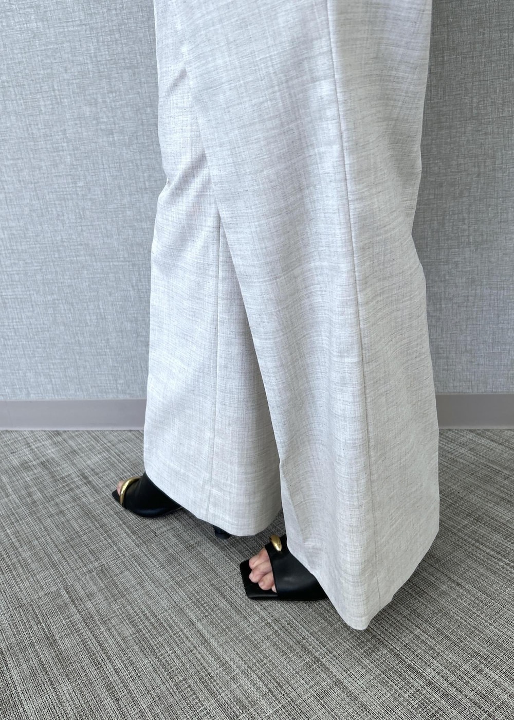 ホワイト系のハンドバッグ、ベージュ系のその他パンツ、ブラック系のTシャツ/カットソーを着用したレディースの夏コーディネートの10枚目の写真