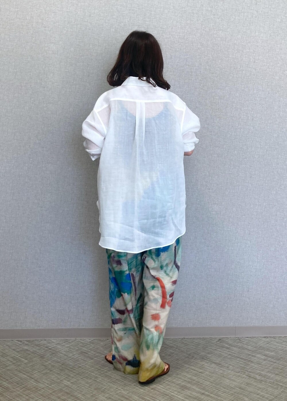 「ロイヤルラミーレギュラーシャツ、パット付きラメキャミソール、Matisseプリントイージーパンツ、アリアナバック、アメリアサンダル、夏コーデ、大人カジュアル、ROPÉ、ウェーブ、イエベ春、乾燥、低身長、トップス、シャツ/ブラウス、キャミソール」｜「ROPE'の【雑誌掲載】Ariana Bag （アリアナ バッグ）（ハンドバッグ、ベージュ系）」を使った、risaさん（レディース・156cm）の夏コーディネートの7枚目の写真