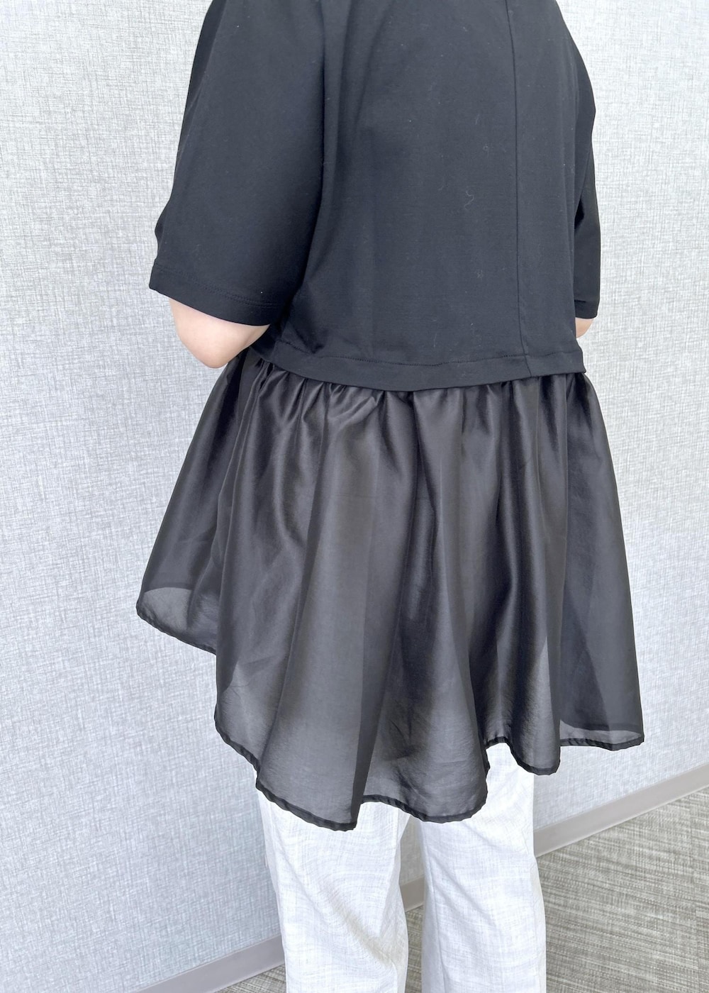 ホワイト系のハンドバッグ、ベージュ系のその他パンツ、ブラック系のTシャツ/カットソーを着用したレディースの夏コーディネートの9枚目の写真