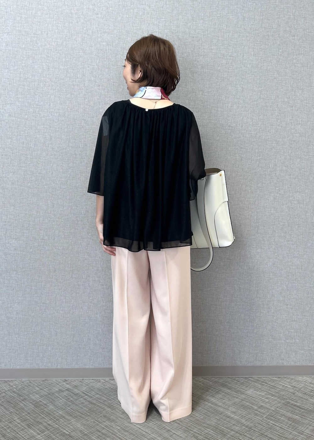 「ブライトネスヤーンギャザーブラウス、ダブルクロスワイドパンツ、コラボシルクスカーフ、BAMBOO BAG Iarge、メッシュパンプス、美人パンツ、初夏コーデ、お仕事コーデ、お出かけコーデ、女子会コーデ、パンツスタイル、きれいめコーデ、ROPÉ、ウェーブ、イエベ春」｜「ROPE'の【4 ARTIST for ROPE'】コラボ シルクスカーフ/Sサイズ（バンダナ/スカーフ、グリーン系）」を使った、risaさん（レディース・156cm）の春コーディネートの4枚目の写真