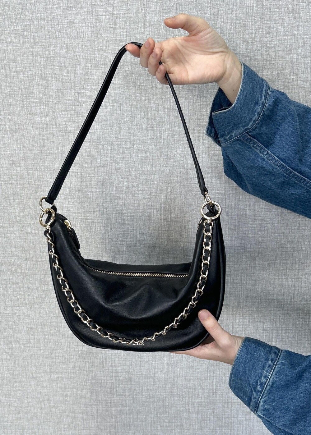 ホワイト系のTシャツ/カットソー、ブラック系のショルダーバッグ、ブルー系のデニムジャケットを着用したレディースの春コーディネートの8枚目の写真