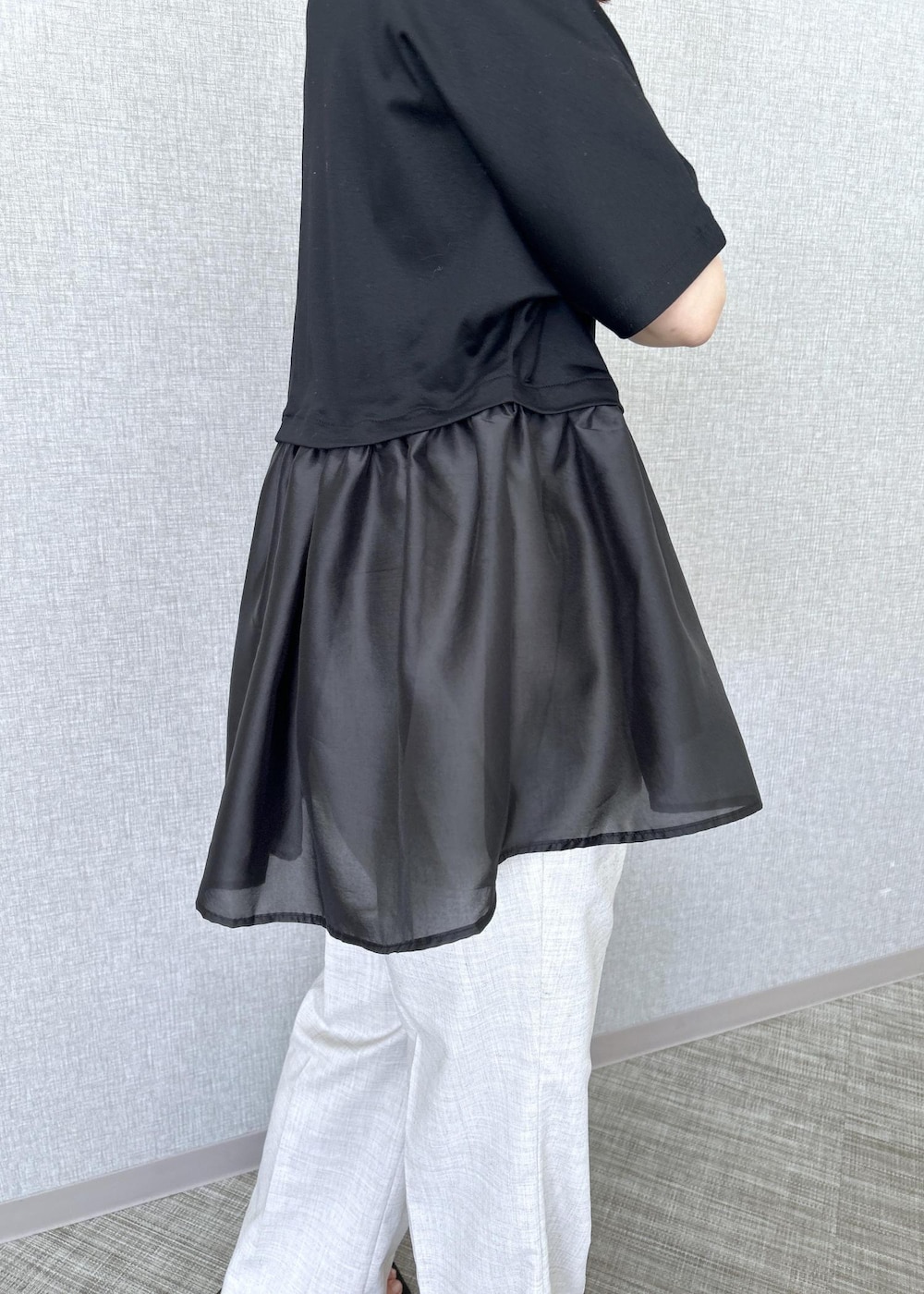 ホワイト系のハンドバッグ、ベージュ系のその他パンツ、ブラック系のTシャツ/カットソーを着用したレディースの夏コーディネートの8枚目の写真