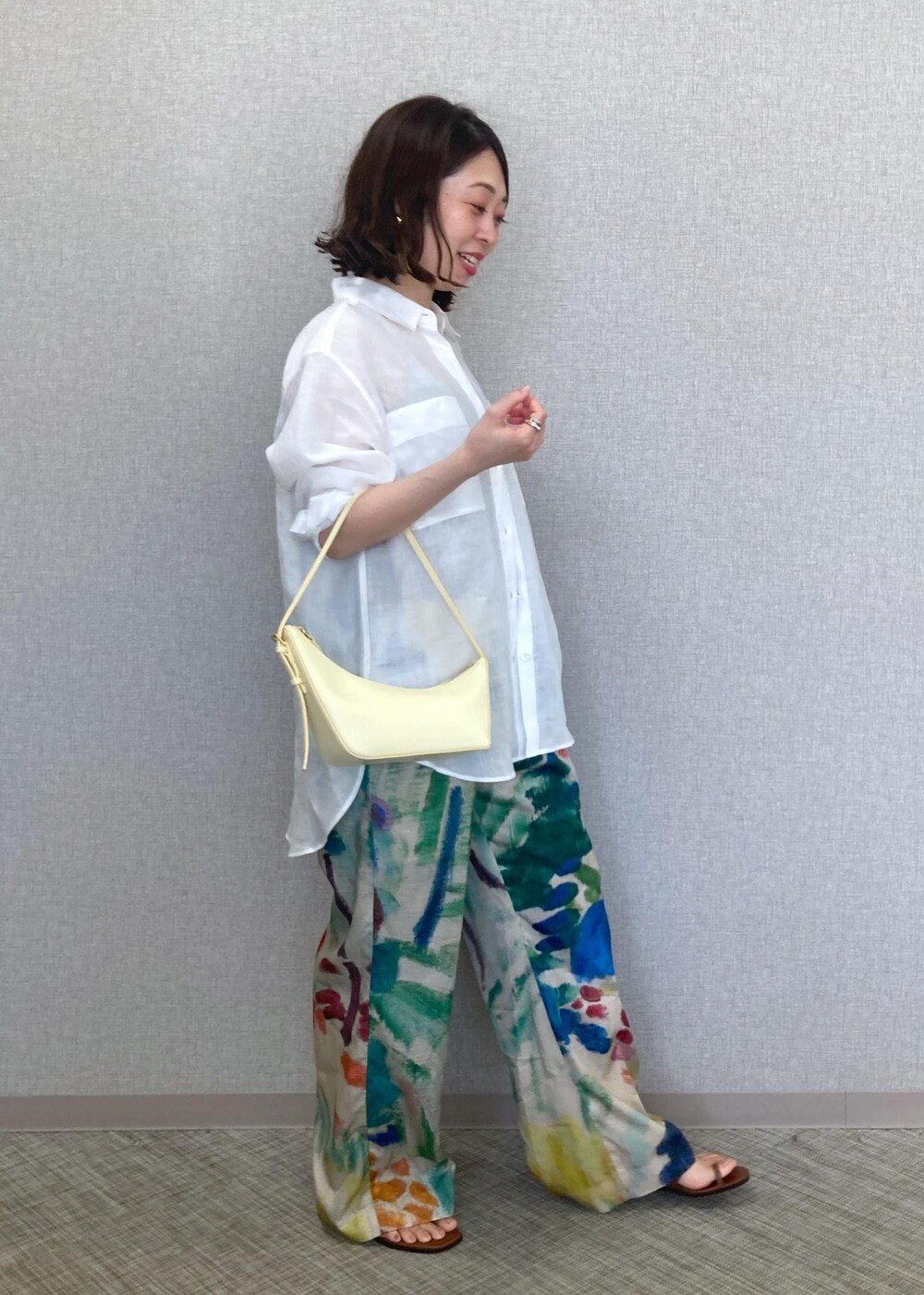 「ロイヤルラミーレギュラーシャツ、パット付きラメキャミソール、Matisseプリントイージーパンツ、アリアナバック、アメリアサンダル、夏コーデ、大人カジュアル、ROPÉ、ウェーブ、イエベ春、乾燥、低身長、トップス、シャツ/ブラウス、キャミソール」｜「ROPE'の【雑誌掲載】Ariana Bag （アリアナ バッグ）（ハンドバッグ、ベージュ系）」を使った、risaさん（レディース・156cm）の夏コーディネートの2枚目の写真