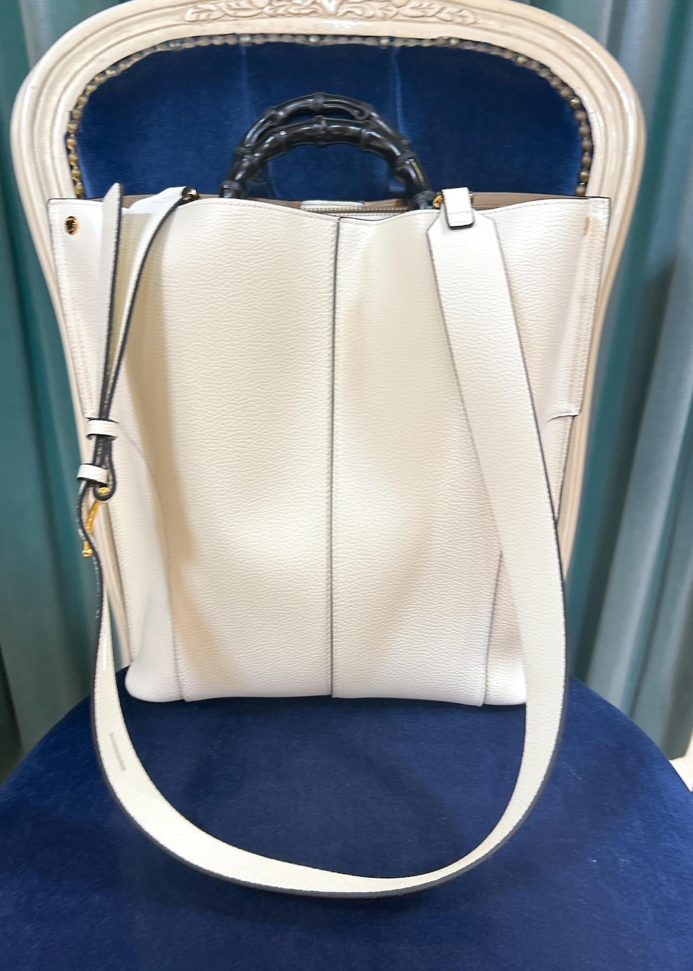 「ブライトネスヤーンギャザーブラウス、ダブルクロスワイドパンツ、コラボシルクスカーフ、BAMBOO BAG Iarge、メッシュパンプス、美人パンツ、初夏コーデ、お仕事コーデ、お出かけコーデ、女子会コーデ、パンツスタイル、きれいめコーデ、ROPÉ、ウェーブ、イエベ春」｜「ROPE'の【4 ARTIST for ROPE'】コラボ シルクスカーフ/Sサイズ（バンダナ/スカーフ、グリーン系）」を使った、risaさん（レディース・156cm）の春コーディネートの5枚目の写真