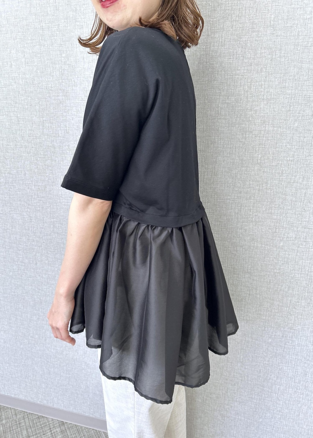ホワイト系のハンドバッグ、ベージュ系のその他パンツ、ブラック系のTシャツ/カットソーを着用したレディースの夏コーディネートの7枚目の写真