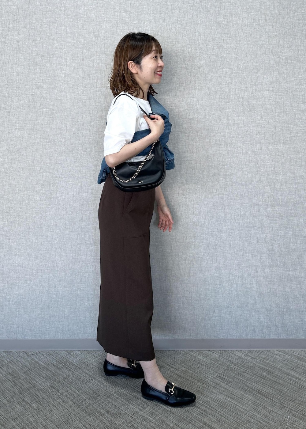 ホワイト系のTシャツ/カットソー、ブラック系のショルダーバッグ、ブルー系のデニムジャケットを着用したレディースの春コーディネートの3枚目の写真