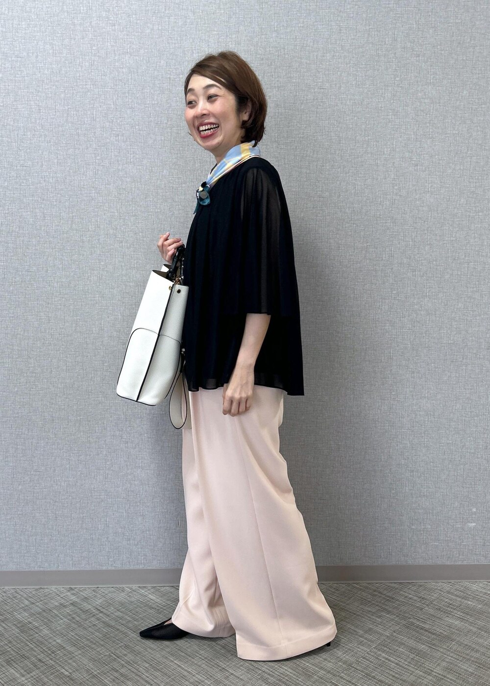 「ブライトネスヤーンギャザーブラウス、ダブルクロスワイドパンツ、コラボシルクスカーフ、BAMBOO BAG Iarge、メッシュパンプス、美人パンツ、初夏コーデ、お仕事コーデ、お出かけコーデ、女子会コーデ、パンツスタイル、きれいめコーデ、ROPÉ、ウェーブ、イエベ春」｜「ROPE'の【4 ARTIST for ROPE'】コラボ シルクスカーフ/Sサイズ（バンダナ/スカーフ、グリーン系）」を使った、risaさん（レディース・156cm）の春コーディネートの2枚目の写真