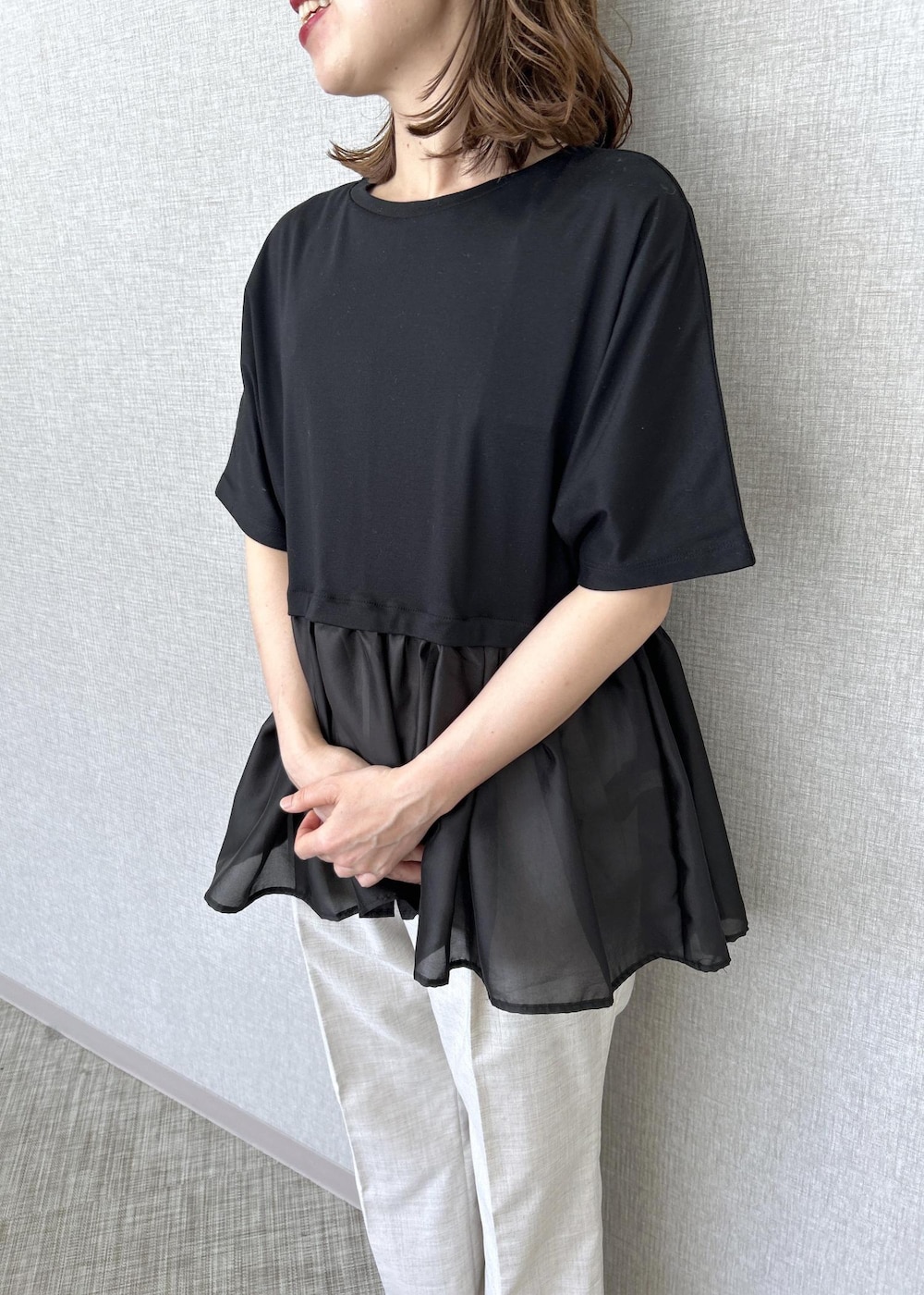 ホワイト系のハンドバッグ、ベージュ系のその他パンツ、ブラック系のTシャツ/カットソーを着用したレディースの夏コーディネートの5枚目の写真