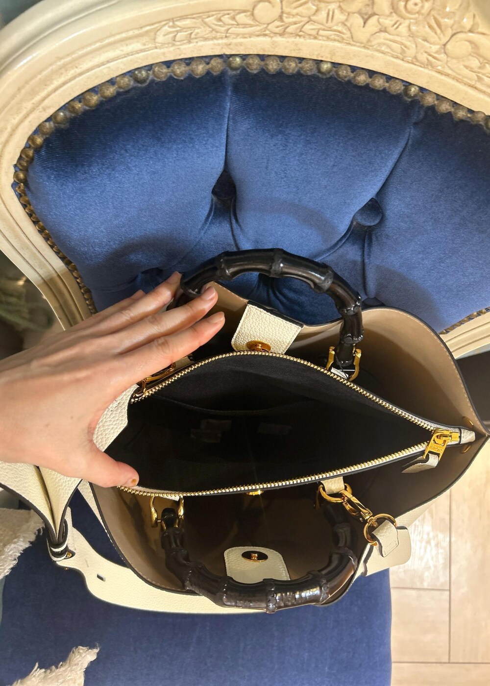 「ブライトネスヤーンギャザーブラウス、ダブルクロスワイドパンツ、コラボシルクスカーフ、BAMBOO BAG Iarge、メッシュパンプス、美人パンツ、初夏コーデ、お仕事コーデ、お出かけコーデ、女子会コーデ、パンツスタイル、きれいめコーデ、ROPÉ、ウェーブ、イエベ春」｜「ROPE'の【4 ARTIST for ROPE'】コラボ シルクスカーフ/Sサイズ（バンダナ/スカーフ、グリーン系）」を使った、risaさん（レディース・156cm）の春コーディネートの7枚目の写真
