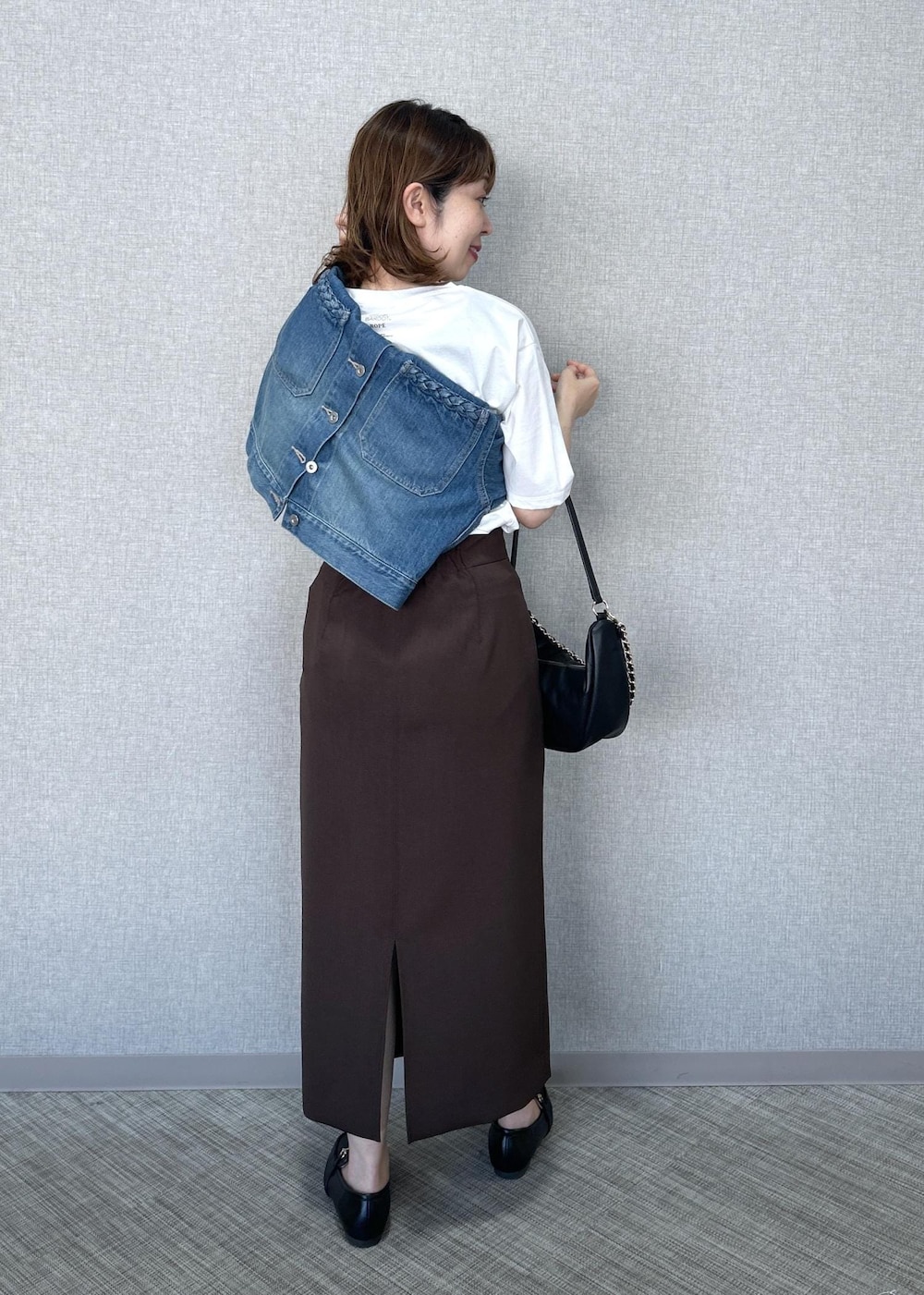 ホワイト系のTシャツ/カットソー、ブラック系のショルダーバッグ、ブルー系のデニムジャケットを着用したレディースの春コーディネートの5枚目の写真