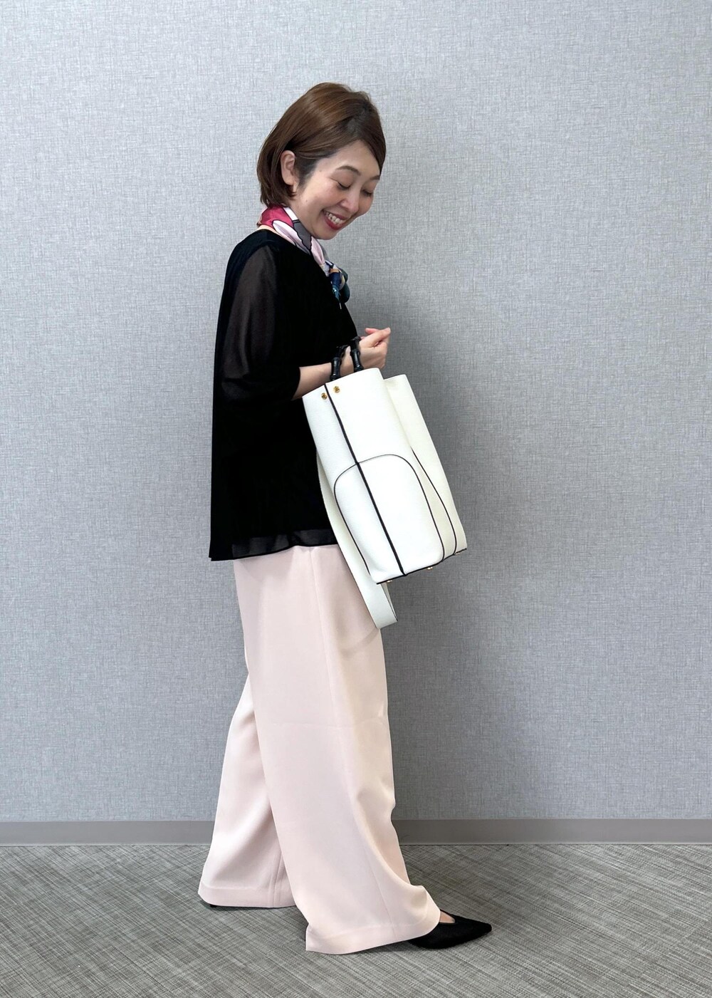「ブライトネスヤーンギャザーブラウス、ダブルクロスワイドパンツ、コラボシルクスカーフ、BAMBOO BAG Iarge、メッシュパンプス、美人パンツ、初夏コーデ、お仕事コーデ、お出かけコーデ、女子会コーデ、パンツスタイル、きれいめコーデ、ROPÉ、ウェーブ、イエベ春」｜「ROPE'の【4 ARTIST for ROPE'】コラボ シルクスカーフ/Sサイズ（バンダナ/スカーフ、グリーン系）」を使った、risaさん（レディース・156cm）の春コーディネートの3枚目の写真