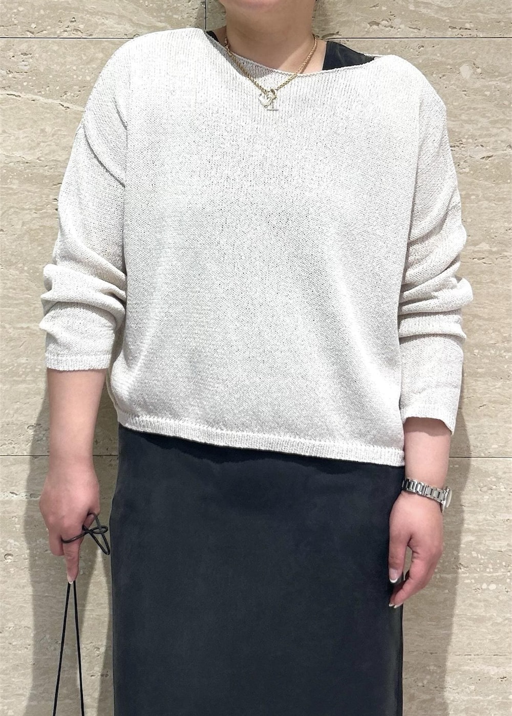 ホワイト系のニット/セーター、ブラック系のワンピースを着用したレディースの春コーディネートの6枚目の写真