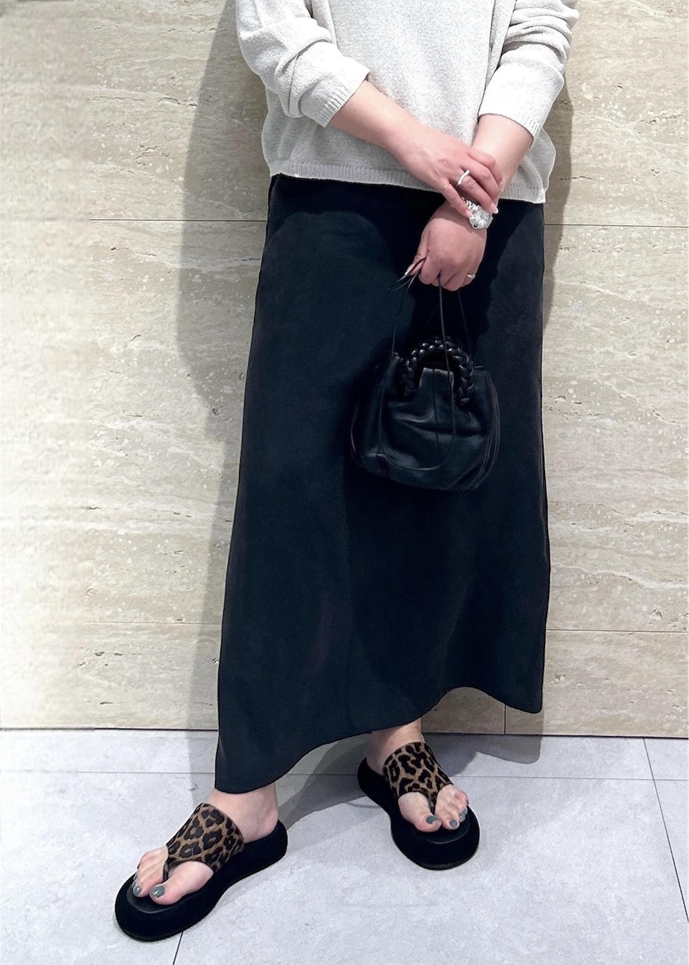 ホワイト系のニット/セーター、ブラック系のワンピースを着用したレディースの春コーディネートの5枚目の写真