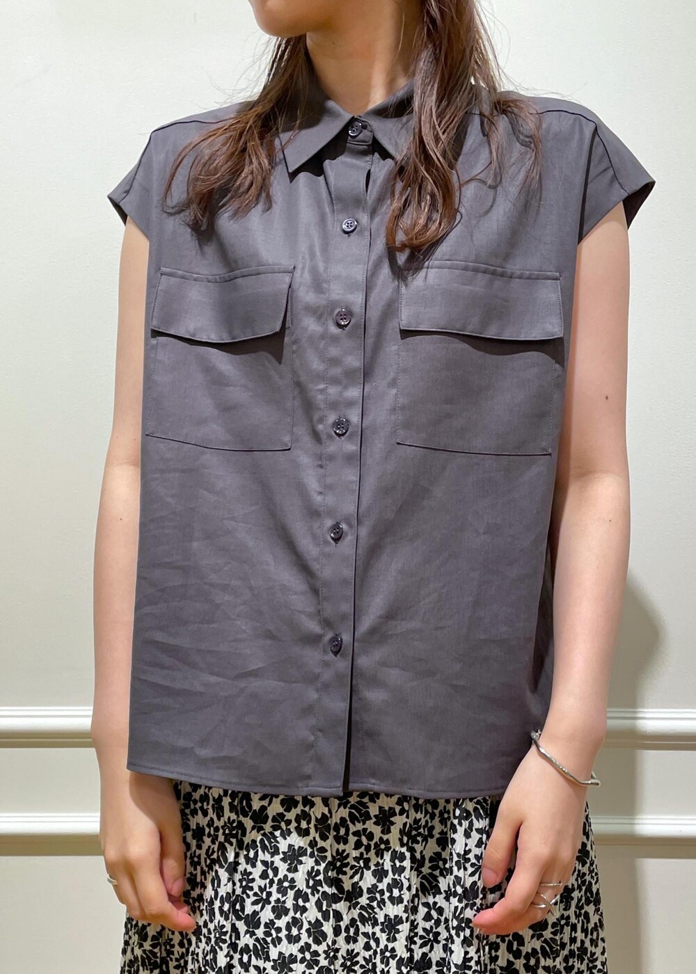 ホワイト系のサンダル、ブラック系のトートバッグ、ブラウン系のシャツ/ブラウスを着用したレディースの夏コーディネートの5枚目の写真