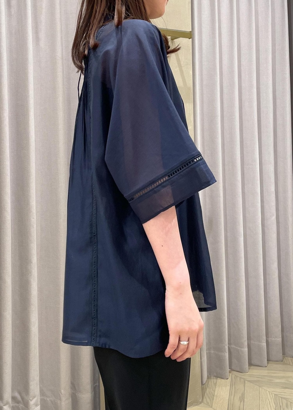 「ネイビー、バッグ、ウエストゴム、ROPÉ、通勤バッグ、24SS夏の新作、ブルベ、高身長、骨格ウェーブ、通勤、オフィスカジュアル、ブラウス、パンツ、着痩せ、体型カバー」｜「ROPE'のレース&タックドルマンスリーブブラウス（シャツ/ブラウス、ブルー系）」を使った、RAIさん（レディース・165cm）の春コーディネートの6枚目の写真