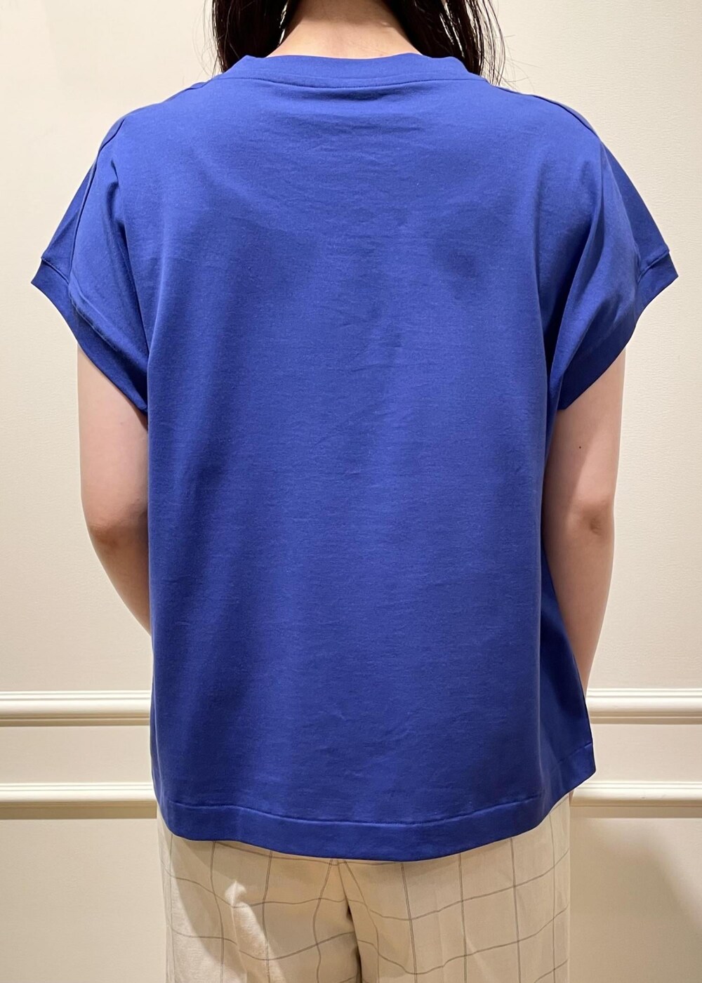 ブラック系のサンダル、ブラック系のハンドバッグ、ブルー系のTシャツ/カットソーを着用したレディースの夏コーディネートの6枚目の写真