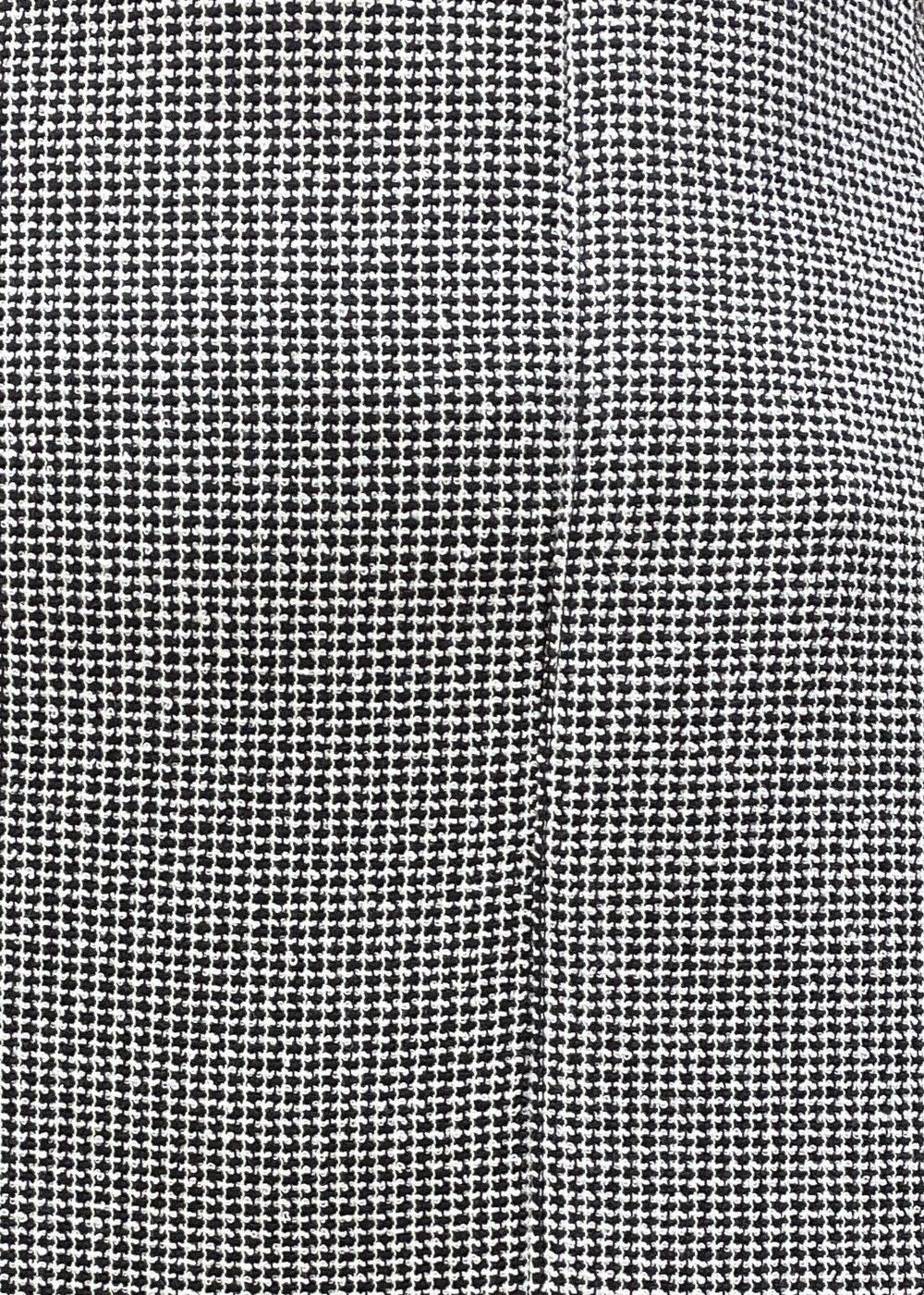 ベージュ系のハンドバッグ、シルバー系のパンプス、ブラック系のニット/セーターを着用したレディースの春コーディネートの9枚目の写真