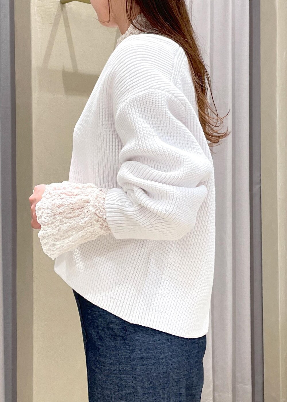 「レース、Vネック、デニム、ホワイト、レイヤード、ROPÉ、ÉPOR、Y BAG、ニット、パンツ、きれいめカジュアル、お出かけ、骨格ウェーブ、ブルベ、春」｜「E'PORの【新色追加】【E'POR】 Y BAG Mini【雑誌掲載】（ハンドバッグ、ブルー系）」を使った、RAIさん（レディース・165cm）の冬コーディネートの5枚目の写真