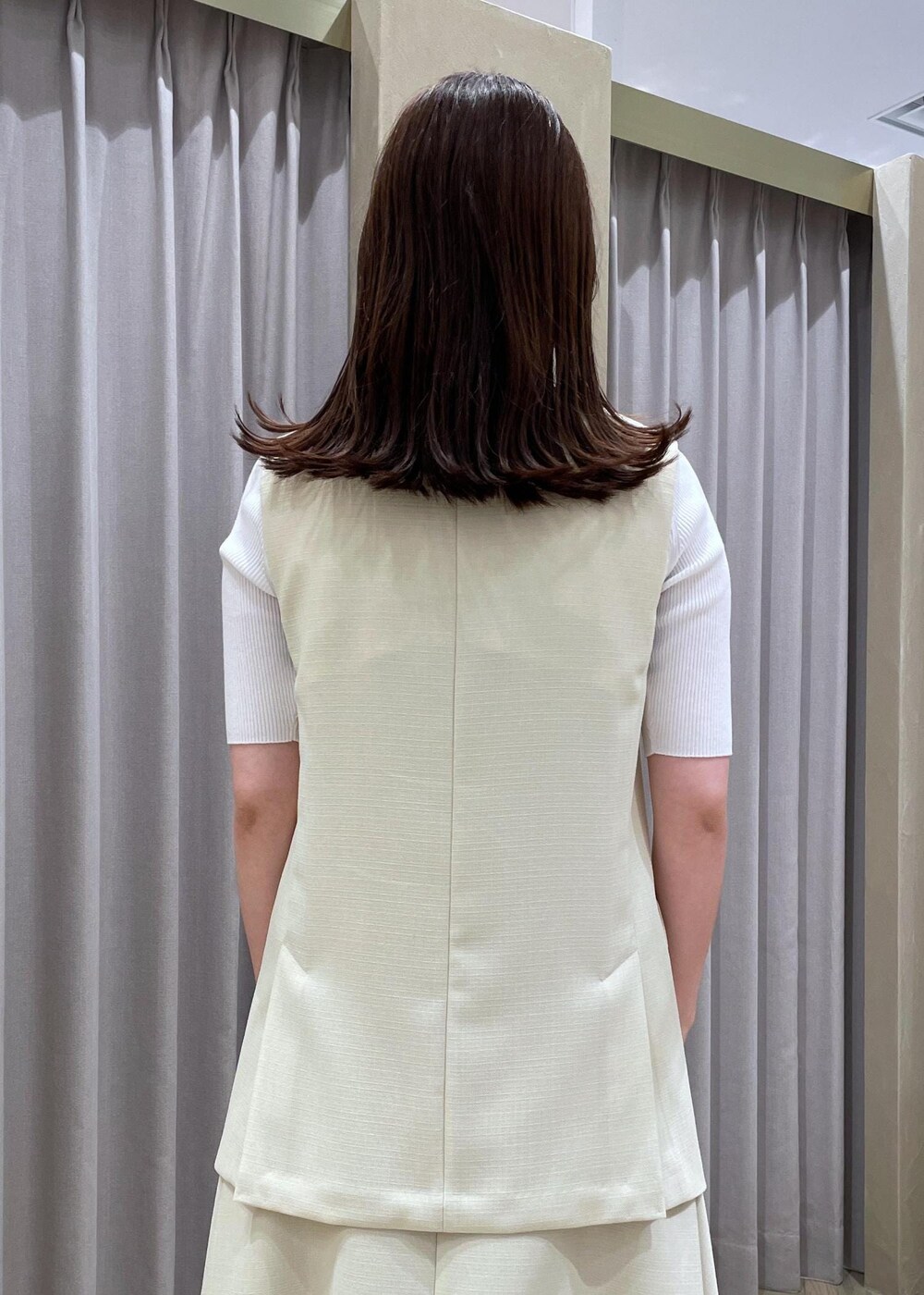 「キナリ、スクエアネック、ジレ、ホワイト、ショルダーバッグ、ハンドバッグ、巾着、バケツバッグ、ニット、セットアップ、ベスト、スカート、フレア、フレアスカート、サンダル」｜「ROPE'のAnna Canvas Bag （アンナ キャンバス バッグ）【ポーチ付き】（ハンドバッグ、ホワイト系）」を使った、RAIさん（レディース・165cm）の春コーディネートの6枚目の写真